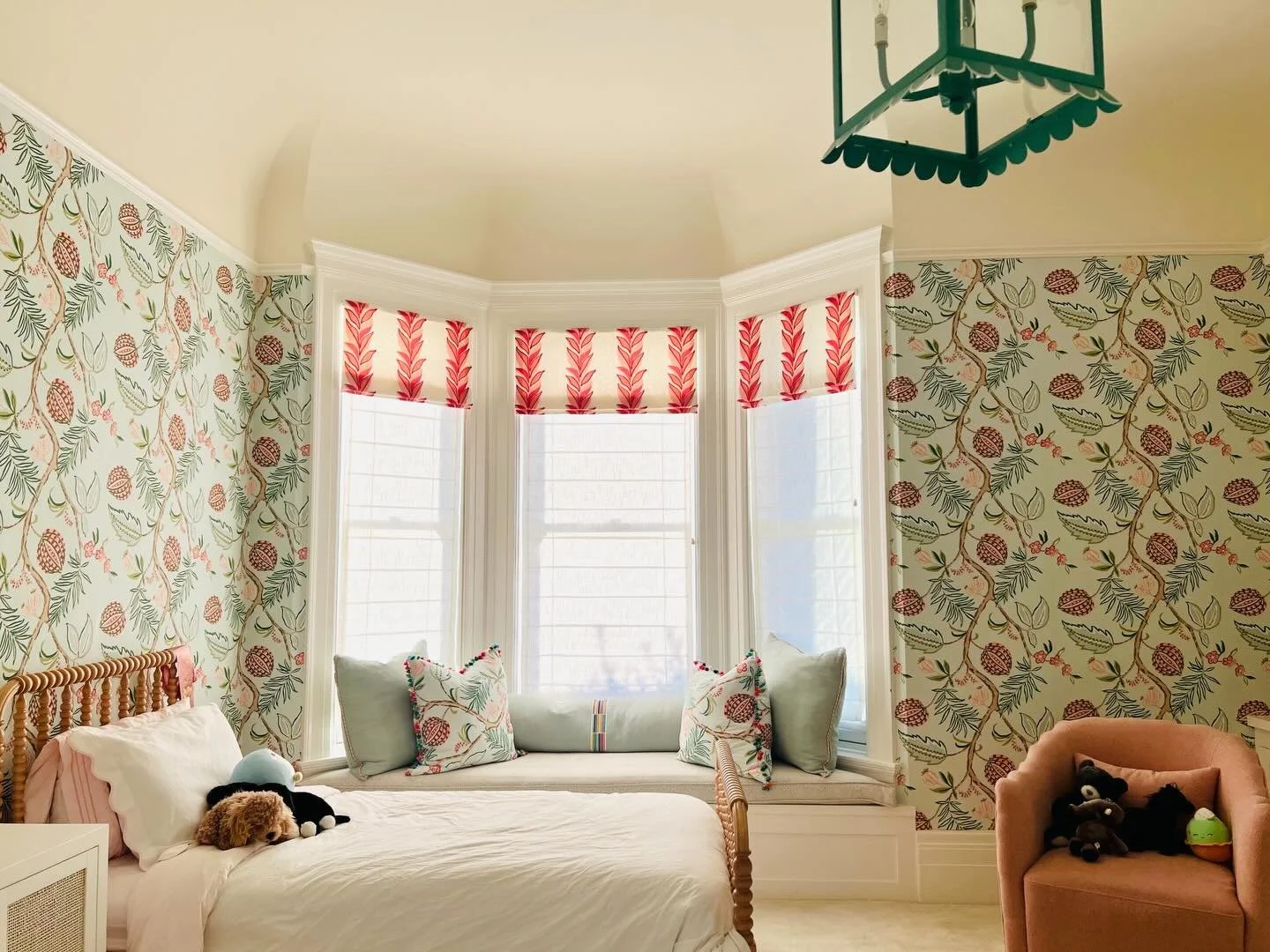 Loved designing this adorable little girls room from afar! 🌁 

Pattern play at its finest ✨ 

Designer: @jennlcameron #girlsroom 

#marylandinteriordesigner #transitionaldesign #southernliving