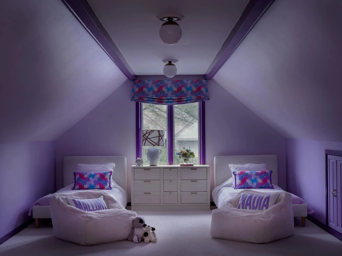 Cozy retreat ✨

Designer: @jennlcameron 
📸: @andyschwartz_ 

#transitionalhome #southernliving #marylandhomes #marylandinteriordesigner #twinbeds