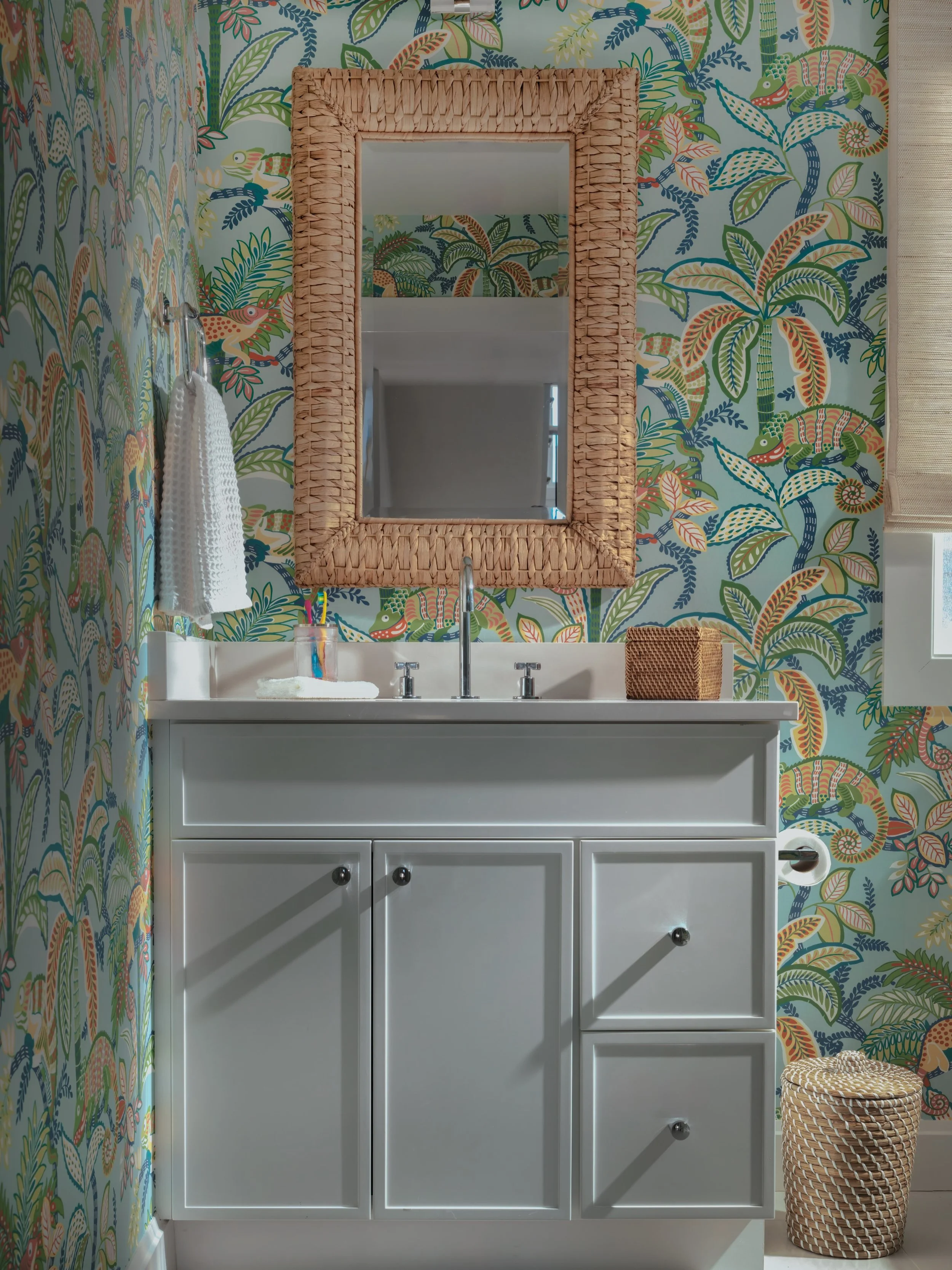 BEACH HOME BATHROOM &hellip;. Fun, tropical with gorgeous tile details ✨

Designer: @jennlcameron 
📸: @andyschwartz_ 

#tiledesigns #bathroomdesıgn #transitionaldesign #beachhome