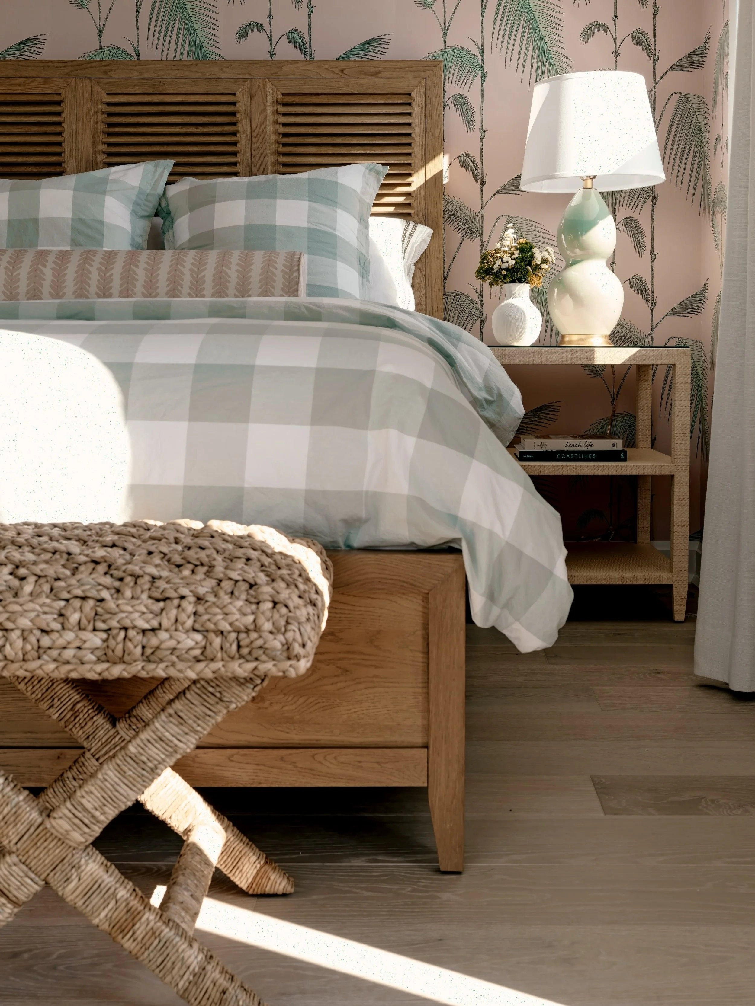 PATTERN PLAY 🩷☀️🩷

Designer: @jennlcameron 
📸: @andyschwartz_ 

#beachhousedecor #guestbedroom #transitionaldesign #ilovecolor #beachhome
