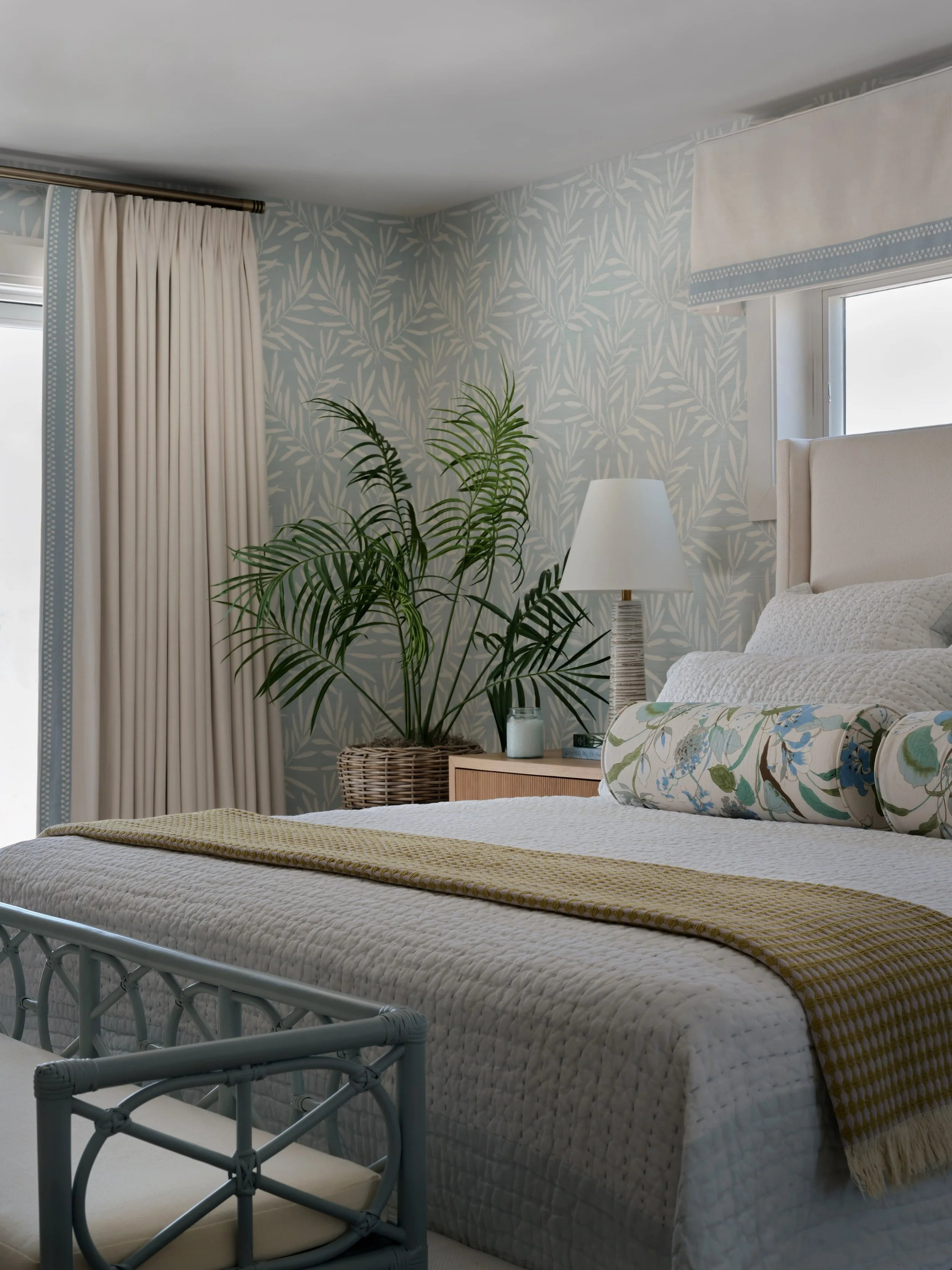 A Coastal, peaceful and timeless PRIMARY BEDROOM at the beach 🌊

Designer: @jennlcameron 
📸: @andyschwartz_ 

#bedroomdesign #bedroomstyle #transitionalstyle #popofcolor #southernhomes