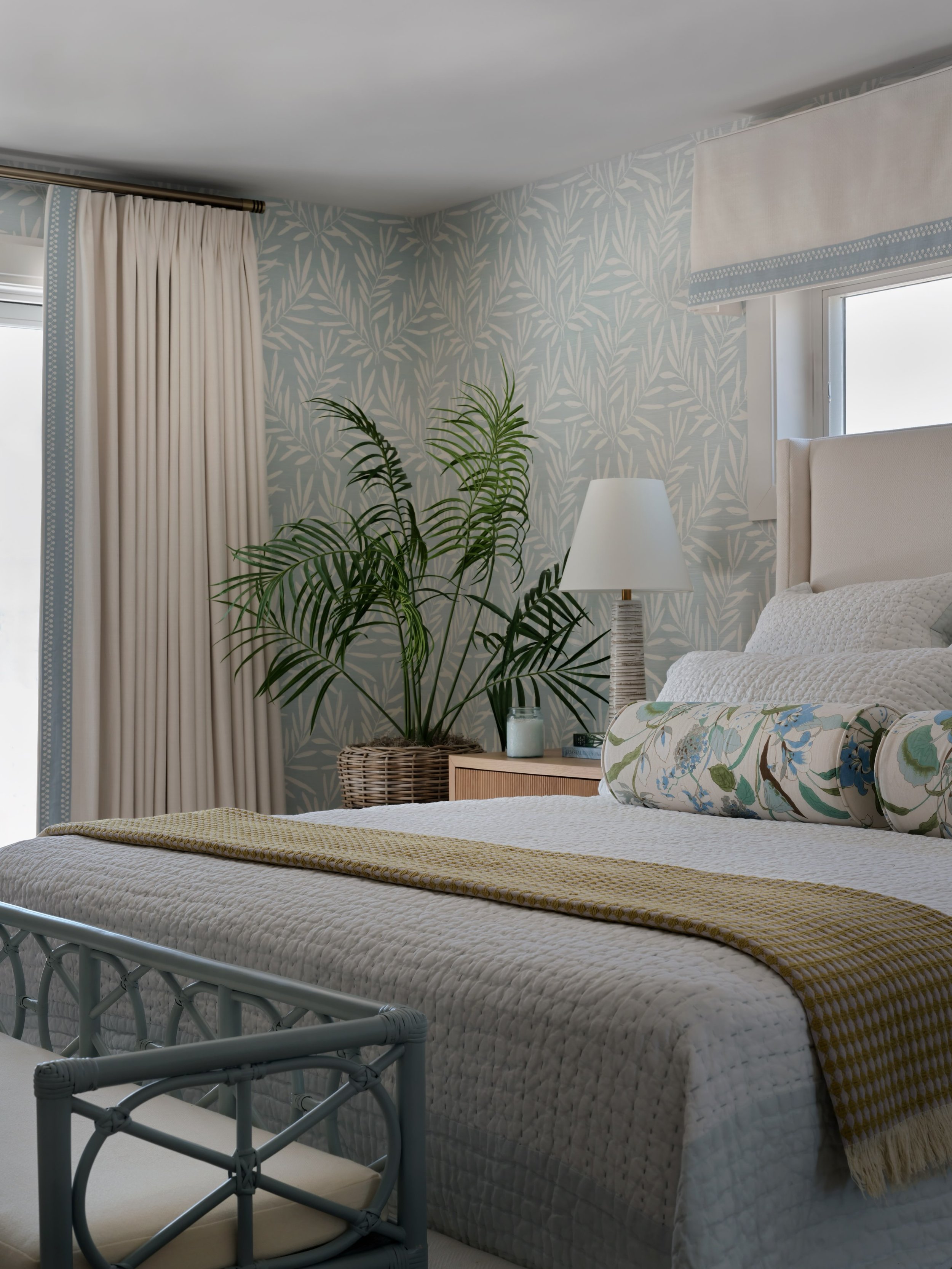 A Coastal, peaceful and timeless PRIMARY BEDROOM at the beach 🌊

Designer: @jennlcameron 
📸: @andyschwartz_ 

#bedroomdesign #bedroomstyle #transitionalstyle #popofcolor #southernhomes