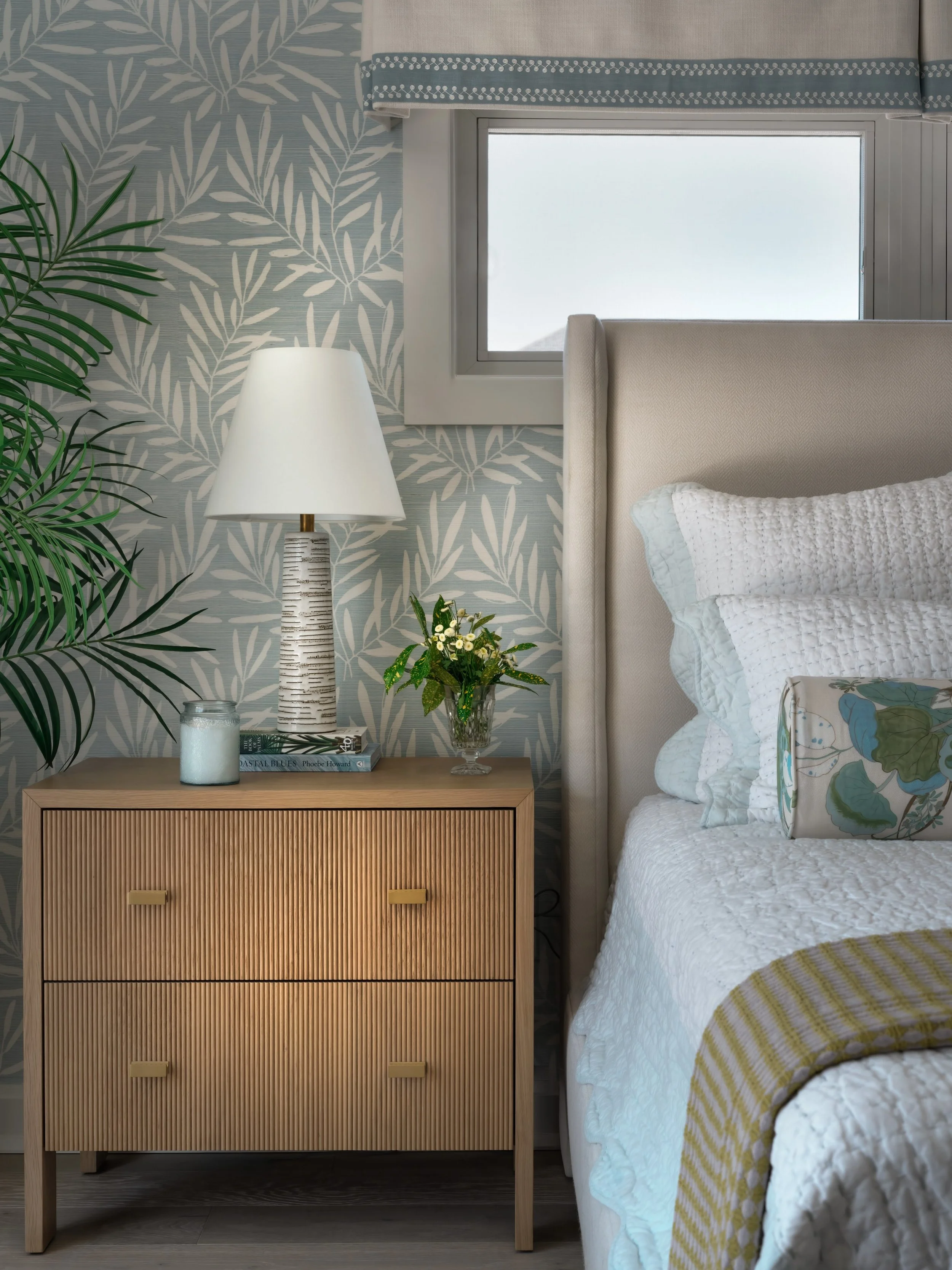 BEDROOM Details ✨

I love mixing textures, patterns and colors. It allows the space to feel curated over time (even if it wasn&rsquo;t) and adds a warmth to the space. 

Designer: @jennlcameron 
📸: @andyschwartz_ 

#bedroomdesigns #beachhome #transi