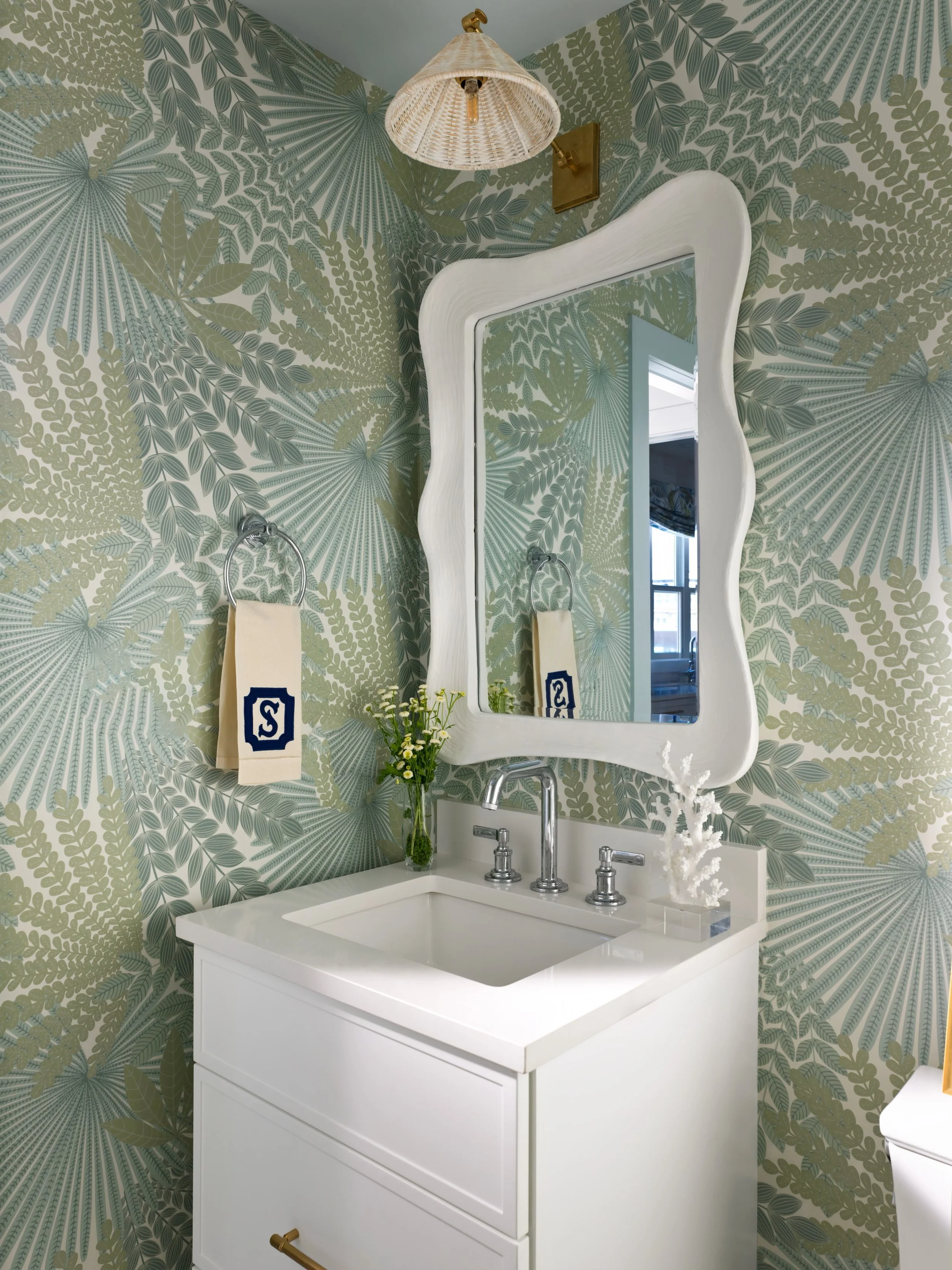POWDER ROOM design 🌴☀️🌴

Designer: @jennlcameron 
📸: @andyschwartz_ 

#powderroom #bathroomdesigns #bathroomideas #beachhousedecor #transitionaldesign