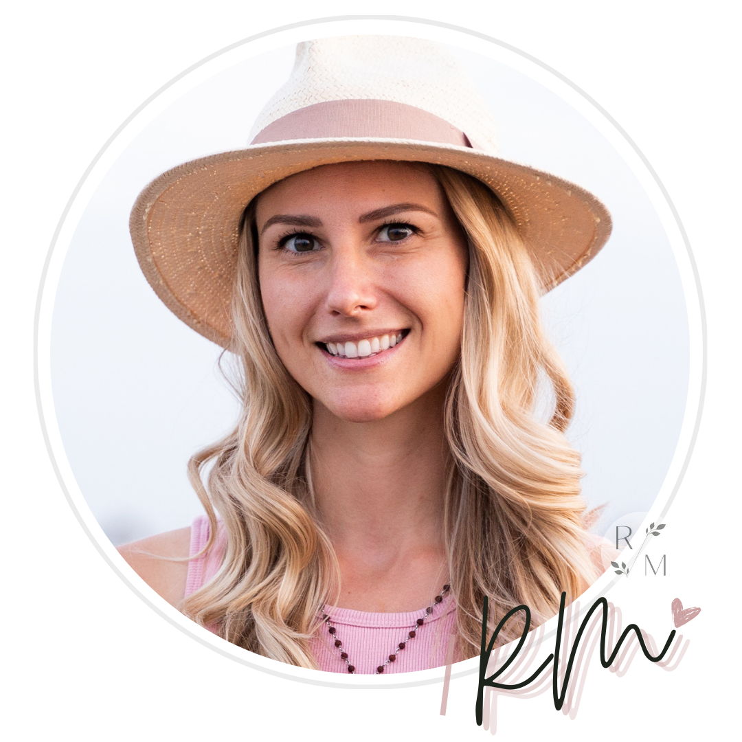 rebecca michelle, online meditation coach who offers meditation classes online, is smiling and has a beige hat on