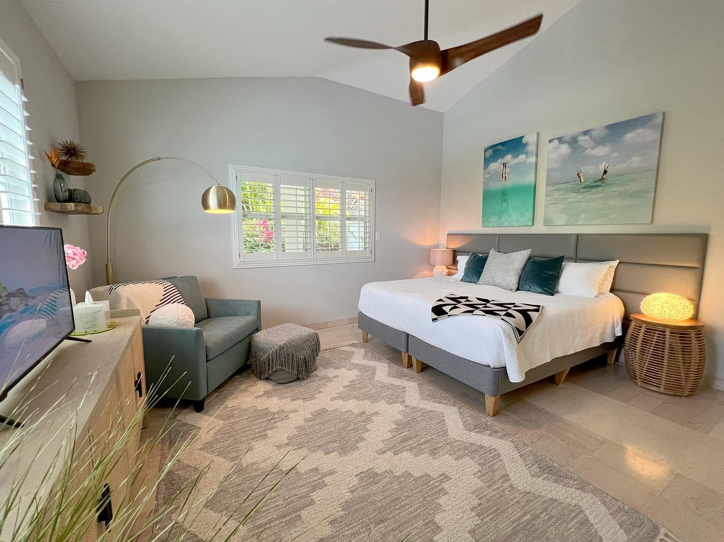 Villa Pallina has been getting some extra attention lately! The Garden Room is one of my favorites now 💙 Did you know the American Leather chair folds out into a memory foam sleeper?! Perfect for families with kids or a group of friends 🌴 ☀️ 🐠 We 