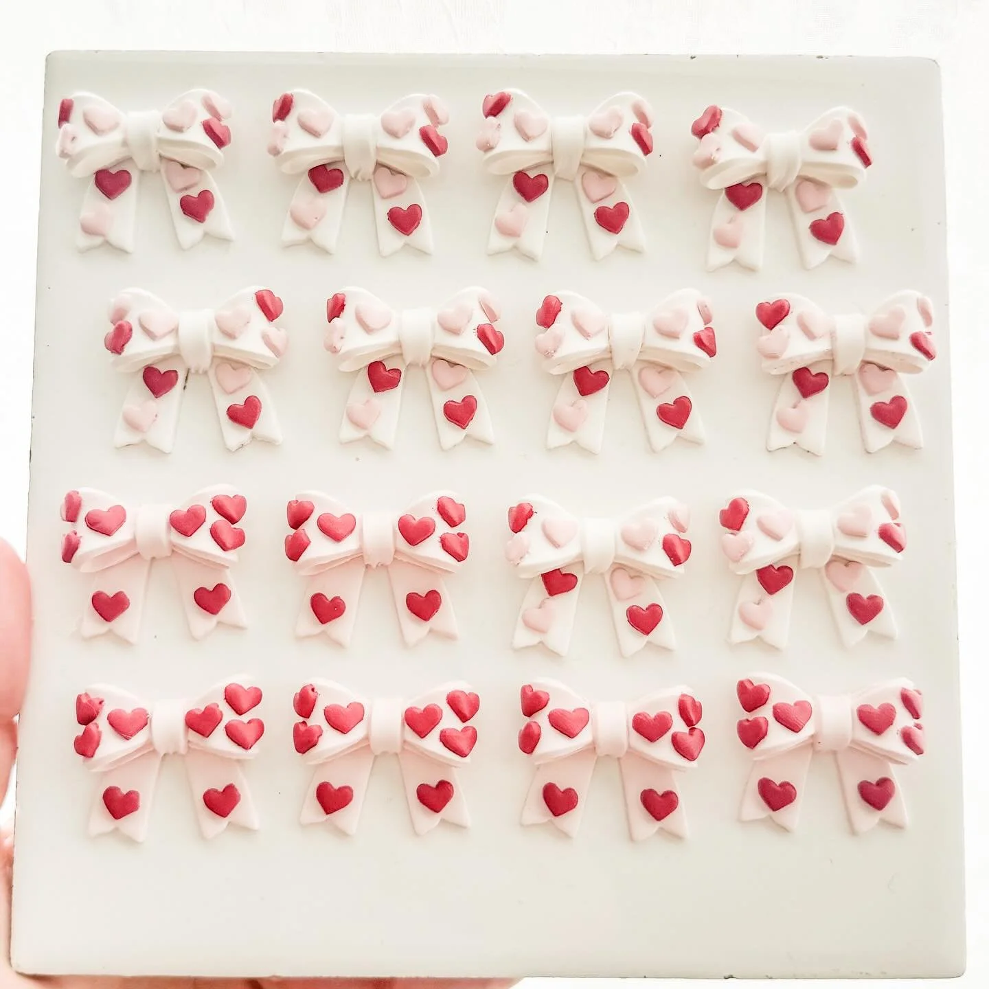 Cuteness, cuteness everywhere 🌹❤️🎀

#polymerclay #clayearrings #polymerclayearrings #valentinesday2025 #galentinesinspo #vdayinspo #galentinesparty #giftideas #polymerclayartist