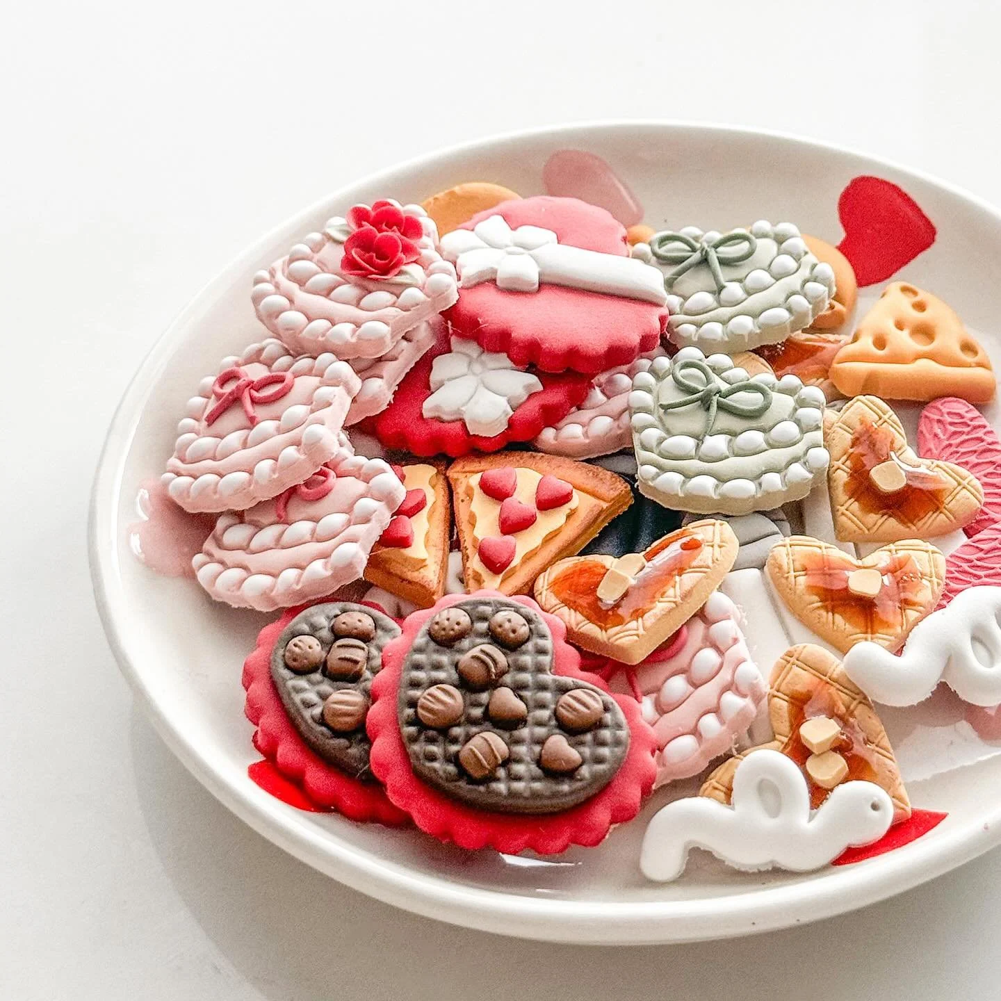 Pre-sanded, treat inspired, absolutely adorbs

Dropping tomorrow 7pm EST 🍫

#polymerclay #clayearrings #polymerclayearrings #clayart #clayfood