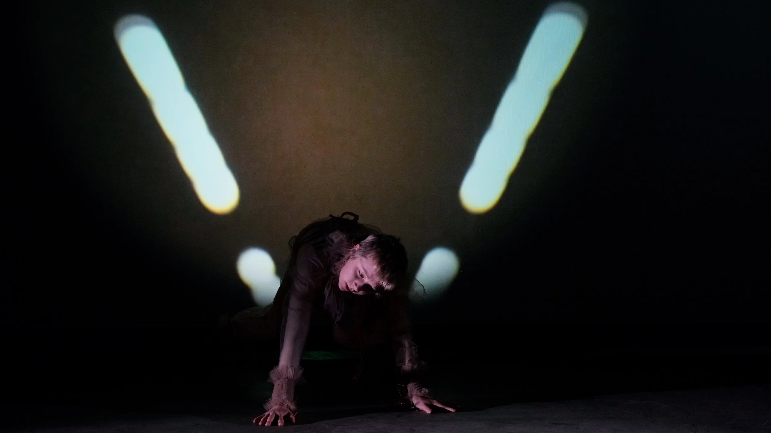 BOUNDLESS BODY

An ongoing interdisciplinary research and artistic project exploring neurodivergence, sensory experience, embodied communication and the relationship between movement and technology.
The work brings together dance, film, sound, respon