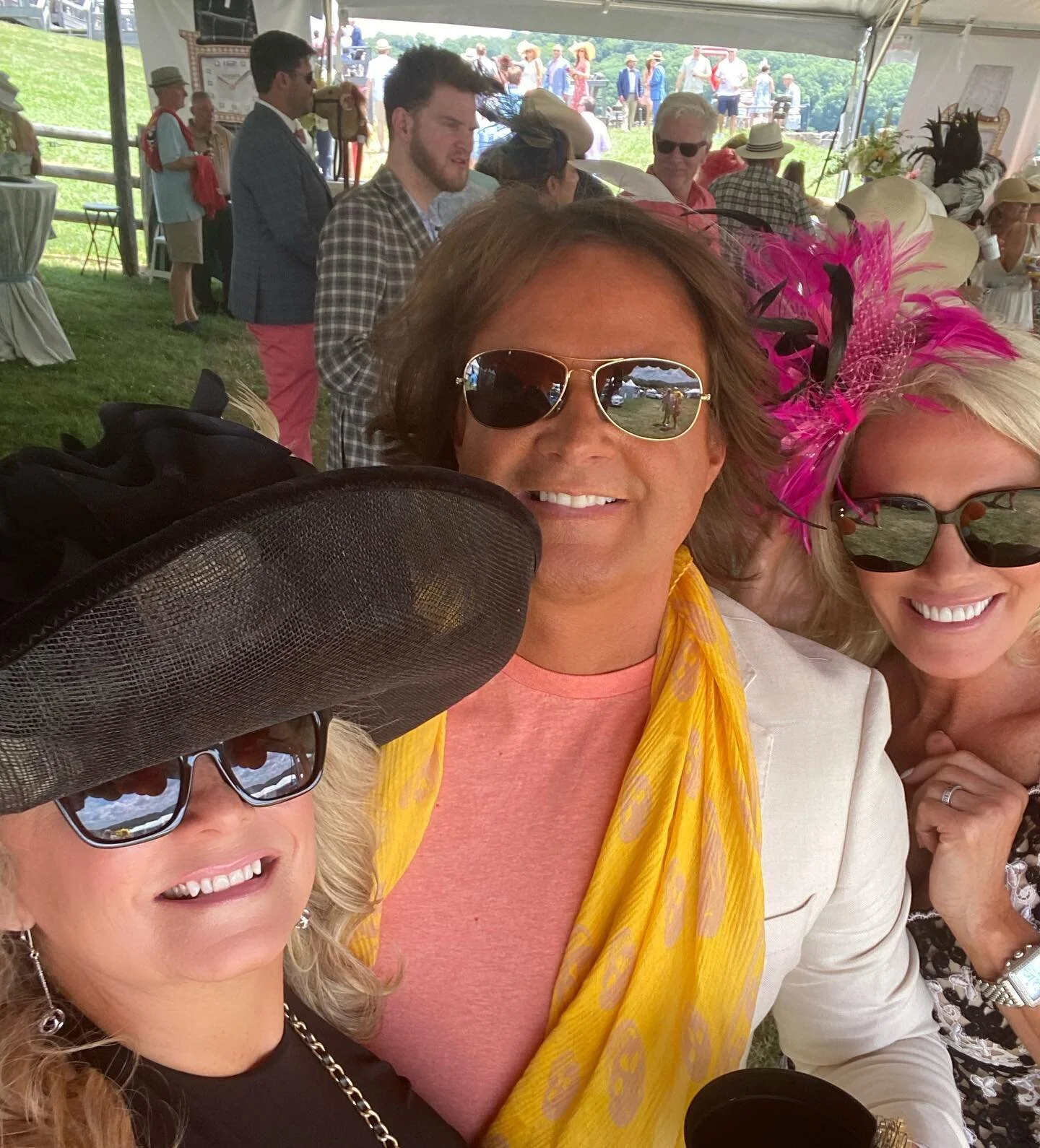 💗 Throwin it back to that day at the races 🐎 🤣 🥂🍾 Because we LOVE a good reason for #dressingup and #daydrinking 🙌 I mean what&rsquo;s the point of living anyway! 🤣🤣🤣🤣 
- and running into this special guy is always so much fun! 
- @hughhows