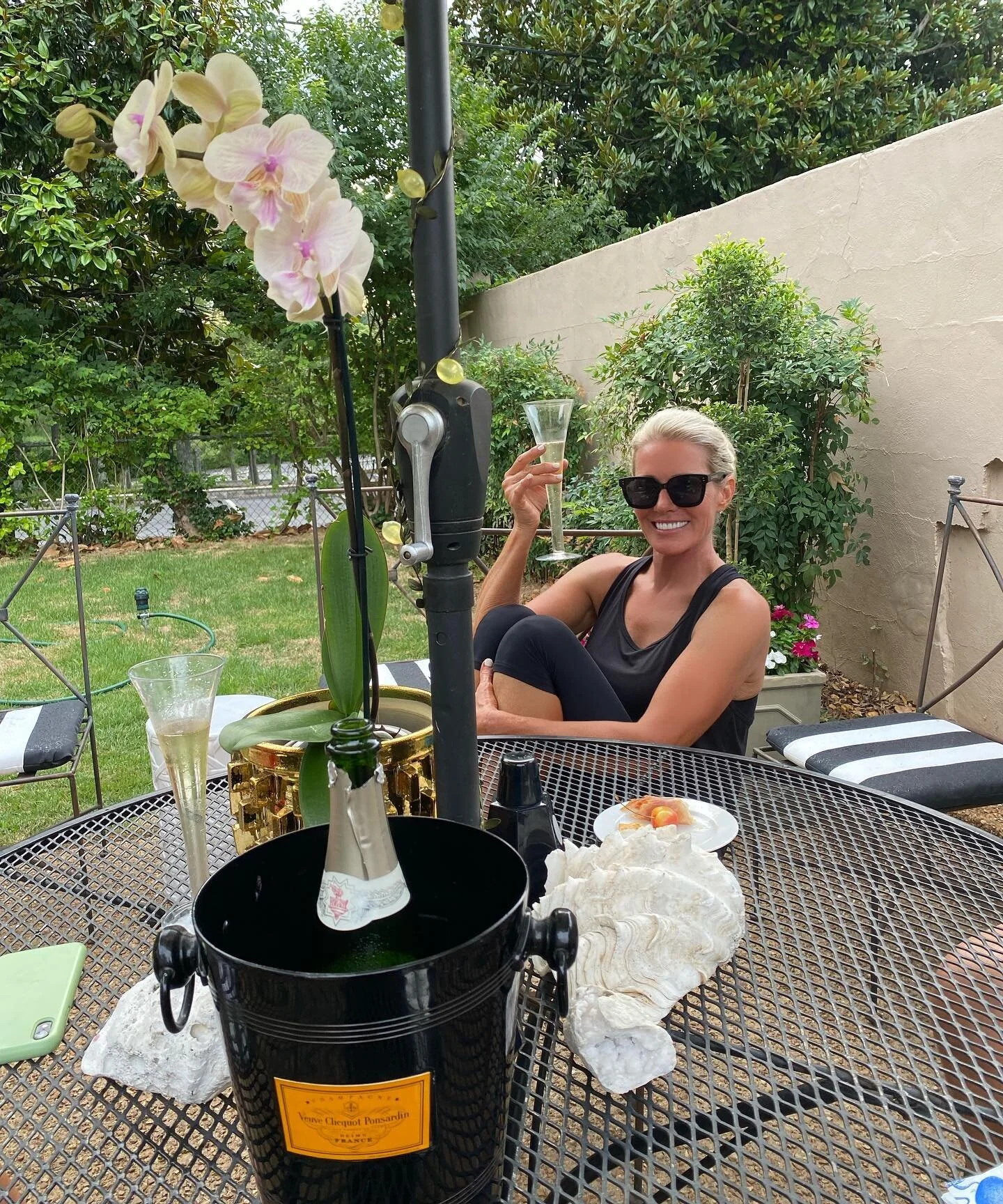 Cheers to the weekend! 🍾🥂 
-
-
-
#interiordesign #interiordesigner #nashville #nashvillebuilders #nashvilletn #interiordecorating #interiors #patiodecor #decor #nashvillestaycation #interiordecorating #interiordesignideas #backyard #backyardgarden 