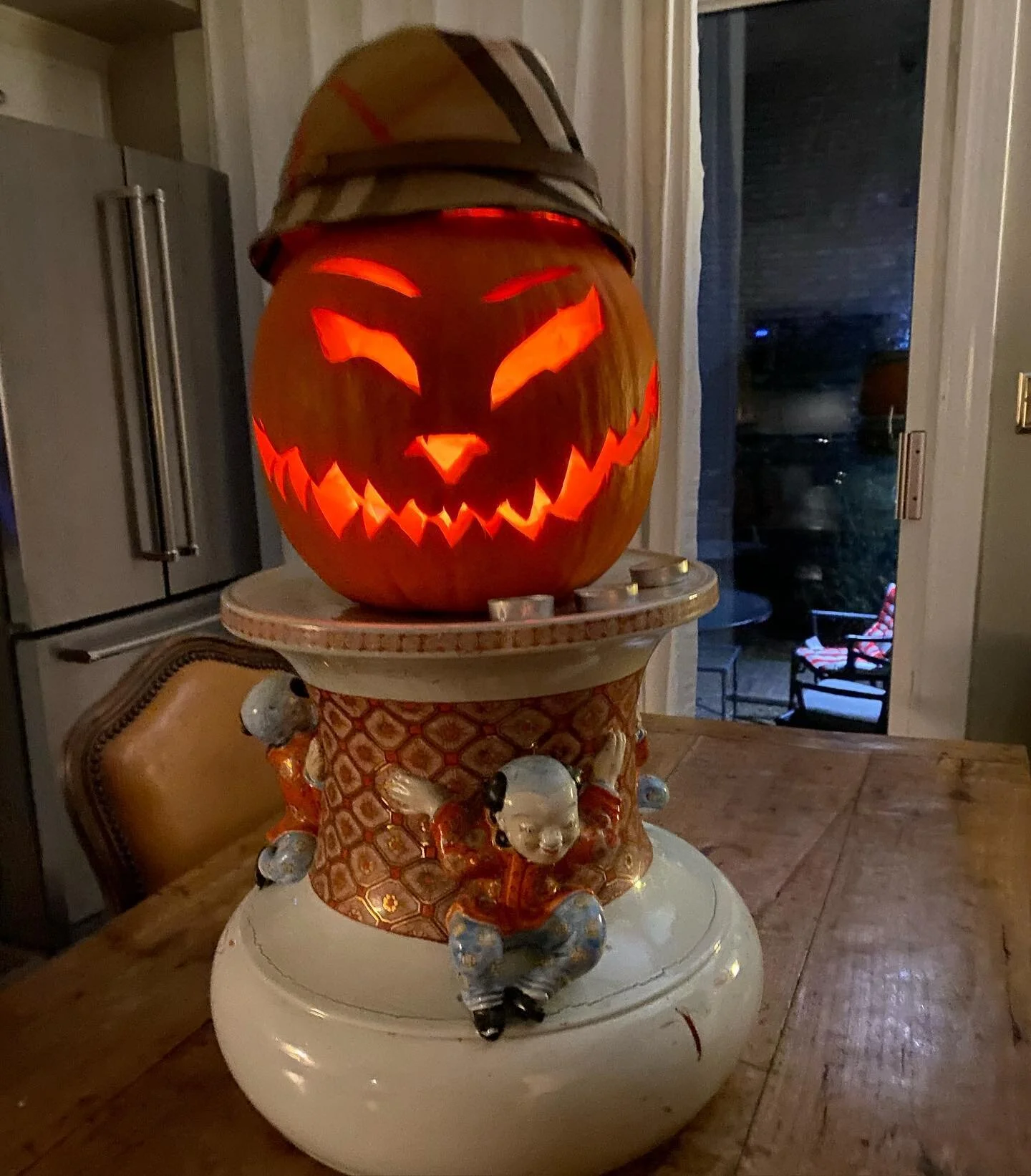 I just love a 🎃 moment! Decorating for for Halloween over here! 🍁🕷
🎃 Boo! 👻 🧡 what&rsquo;s  your favorite happy or scary? 
#halloween