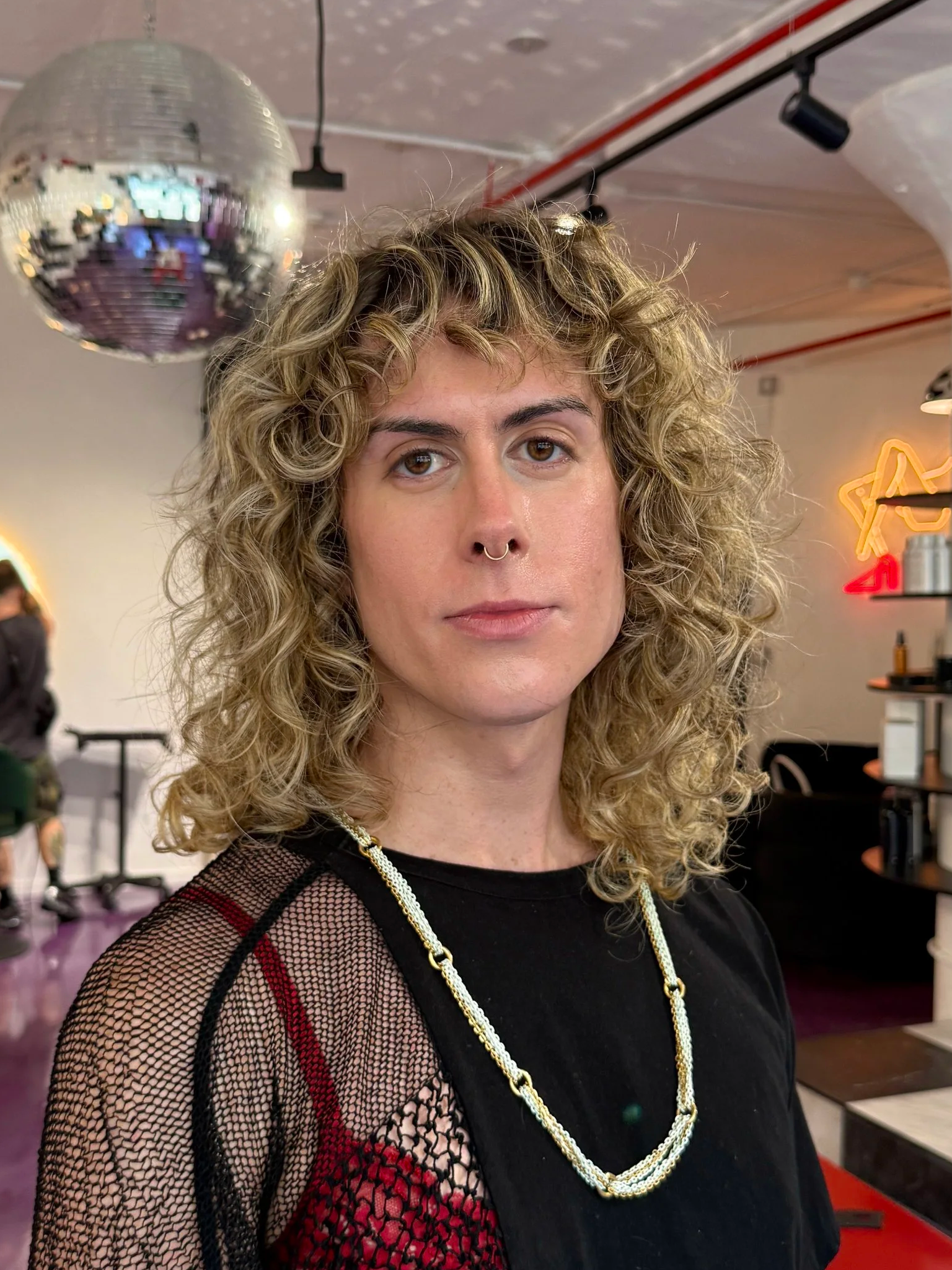 Blonde shag haircut, curly haircut, long curly textured hair, haircut & style at CutLoose salon. Greenpoint, Brooklyn.