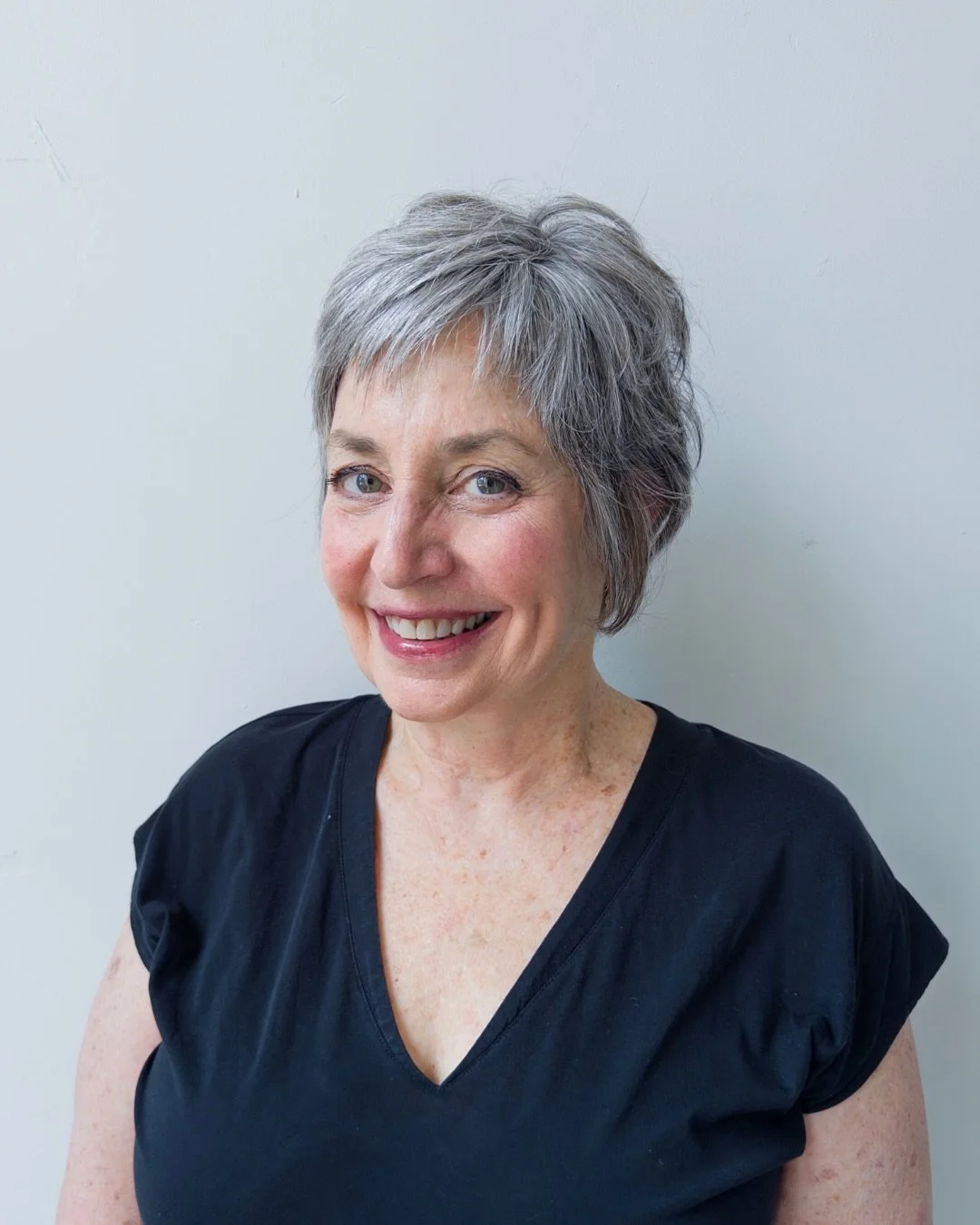 Tailored short cuts on natural grey require precision weight placement&mdash;and Sean delivered perfection! Soft around the edges, full of texture, and leaves Jodie looking absolutely radiant and glowing 🤍

Haircut &amp; style by Sean @seanhatesyour
