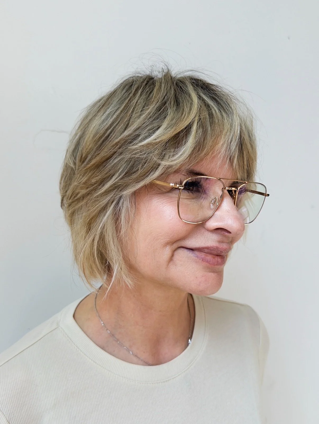 The anatomy of a master-cut textured bob 📐

A classic bob can easily feel heavy, but Siobhan&rsquo;s signature technique builds weightless structure from the inside out.

For this look, Siobhan carved out internal texture and soft, piecey perimeter 