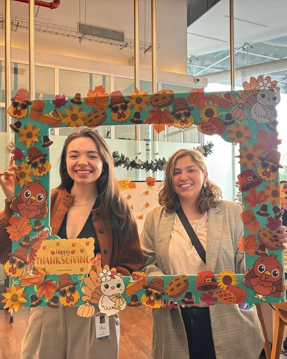 As&iacute; celebramos Thanksgiving en IOS OFFICES 🦃✨
Un d&iacute;a para agradecer, convivir y conectar con nuestra comunidad 🤝💛. 

Nuestros socios compartieron momentos, mensajes de gratitud y mucho &aacute;nimo festivo que nos recuerda por qu&eac