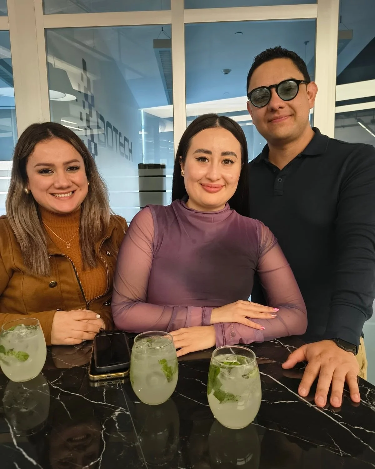 Mojitos, networking y socios felices 🍹🤝
As&iacute; se vive la comunidad en IOS OFFICES: momentos que conectan, inspiran y hacen cada d&iacute;a m&aacute;s especial. 🌟

#IOSOFFICES #ComunidadIOS #Networking