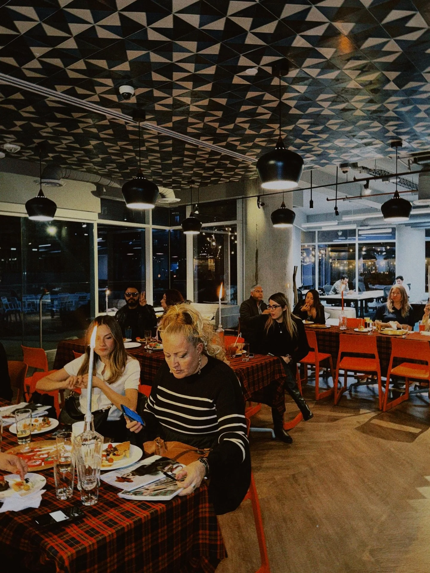 🎄✨ Christmas Toast IOS OFFICES Arboleda ✨🎄
Vivimos una noche llena de sabor, m&uacute;sica y la mejor vibra de nuestra comunidad. Disfrutamos snacks, elotes, postres deliciosos y grandes momentos juntos. 🍰🌽🥂

Gracias a todos por ser parte de est