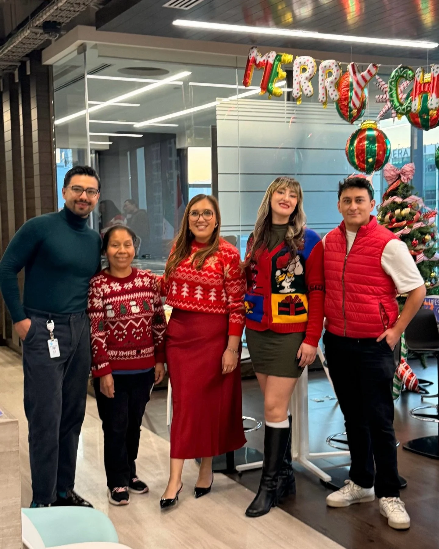 🎄✨ La Navidad ya se vive en IOS OFFICES ✨🎄
Entre Christmas Toasts, sonrisas y socios felices, nuestros centros ya se llenaron de magia, conexi&oacute;n y momentos que se quedan.
Y esto&hellip; apenas comienza 💫