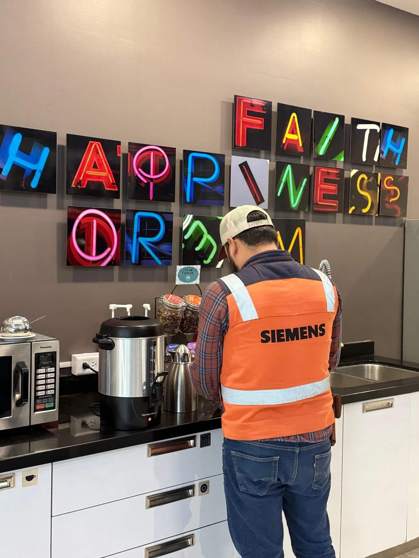 As&iacute; se vive el d&iacute;a a d&iacute;a en IOS OFFICES ✨
Nuestros socios hacen una pausa, recargan energ&iacute;a y siguen creando desde un espacio pensado para ellos.
Aqu&iacute;, cada detalle suma ☕💼

#EspaciosQueInspiran #SociosFelices #Ofi