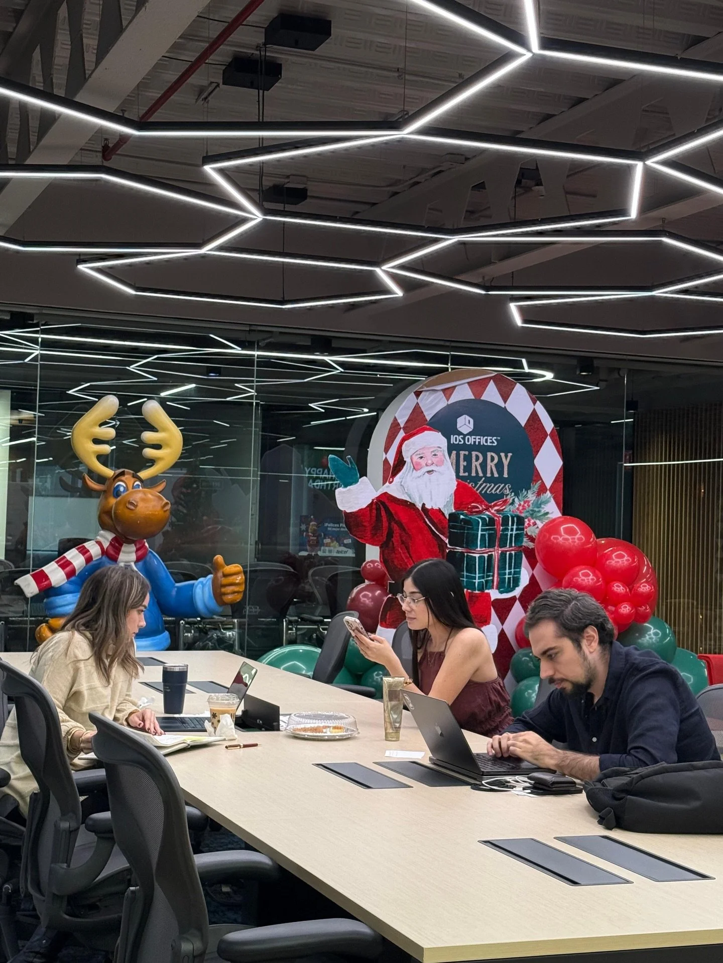 A 1 d&iacute;a de Nochebuena 🎄✨
Y la magia tiene d&iacute;as sinti&eacute;ndose en IOS OFFICES: socios, ideas fluyendo y ese mood especial que solo trae diciembre 🤍💫

#AlmostChristmas #EspaciosQueInspiran