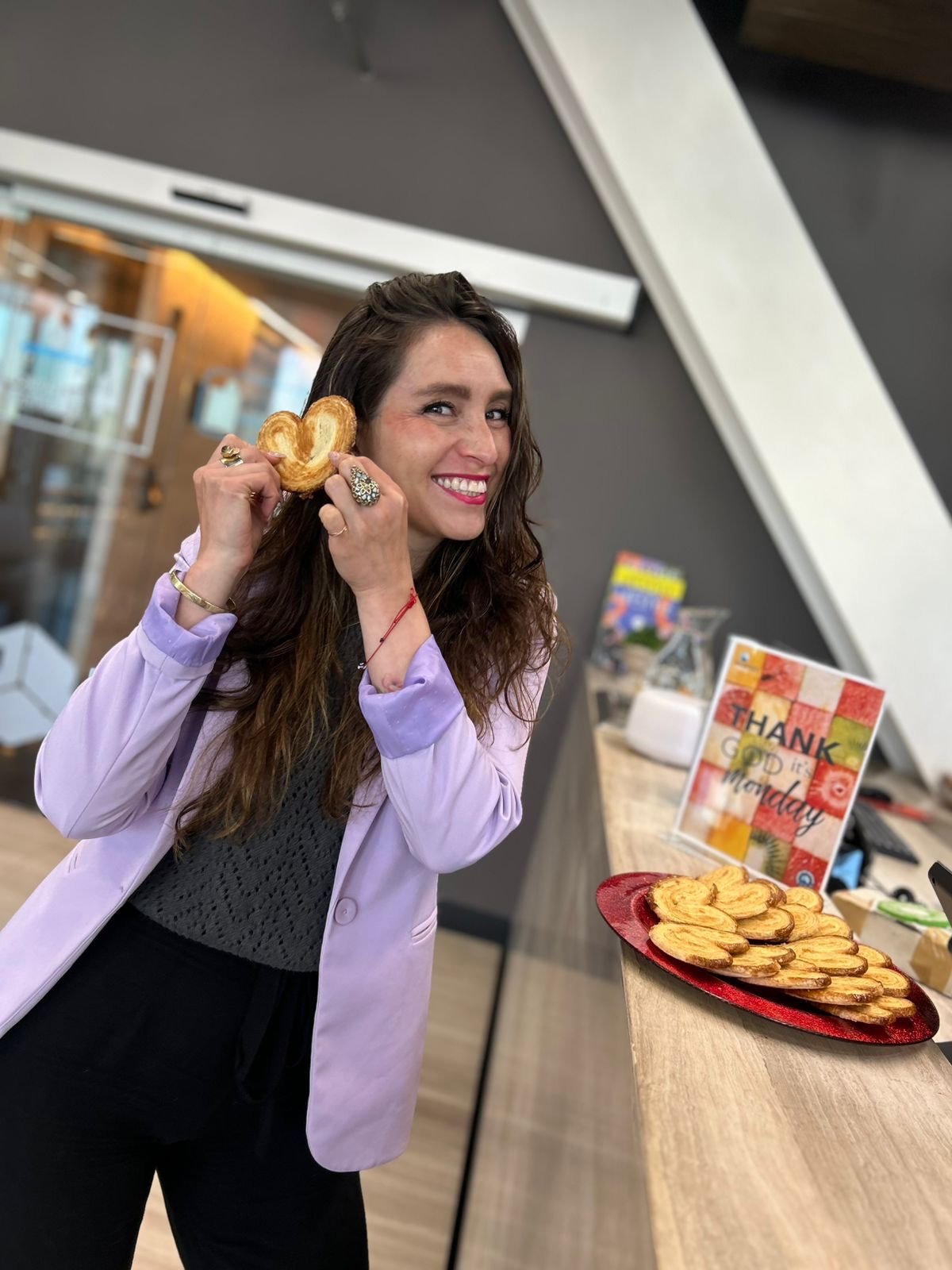 THANK GOD IT&rsquo;S MONDAY 💛
Lunes de apapacho, sonrisas y buena vibra para nuestros socios. ☕🥐

As&iacute; se vive la Hospitalidad Irracional en IOS OFFICES.
#ThankGodItsMonday #HospitalidadIrracional #IOSCommunity