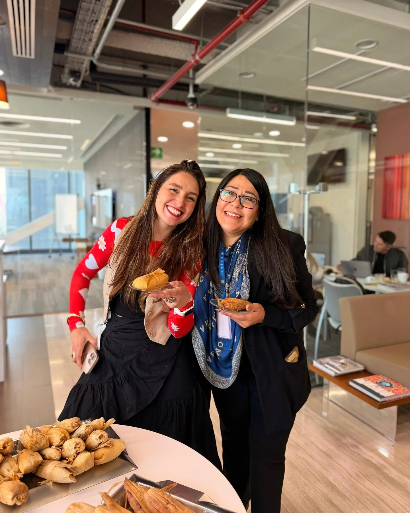 Hoy se pagan los tamales y en IOS Offices se cumplen las tradiciones 😌🫔

Nuestros socios celebrando el D&iacute;a de la Candelaria como se debe: tamales, risas y buena compa&ntilde;&iacute;a. Porque en comunidad, todo sabe mejor 🤍✨

#TamalesAtIOS 