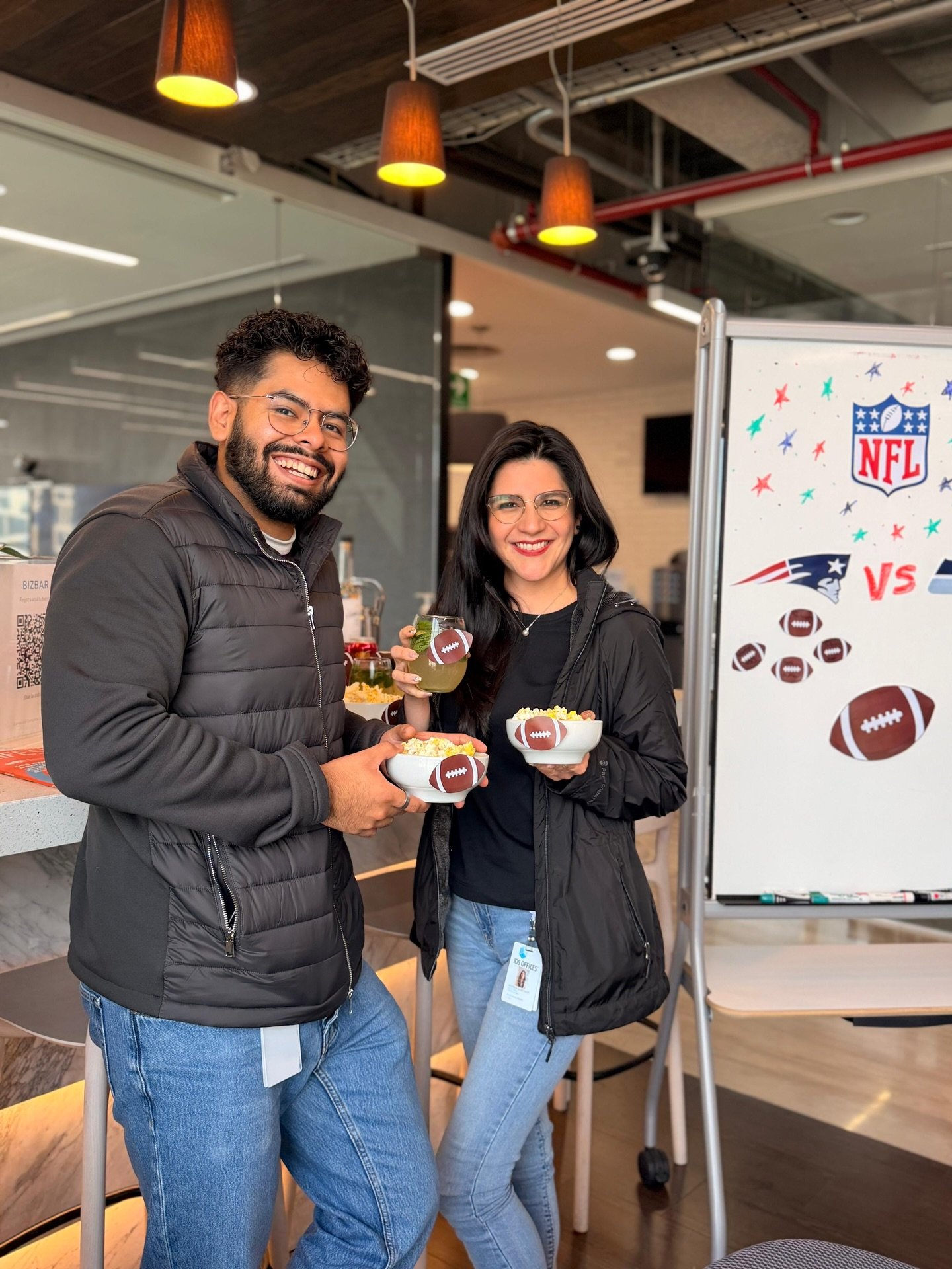 El vibe del Super Bowl lleg&oacute; antes 🏈🔥
Socios disfrutando.
Centros llenos de energ&iacute;a ✨
Risas, din&aacute;micas y momentos que se viven mejor en comunidad 🤍
Ma&ntilde;ana es el gran d&iacute;a, pero aqu&iacute; la emoci&oacute;n ya emp