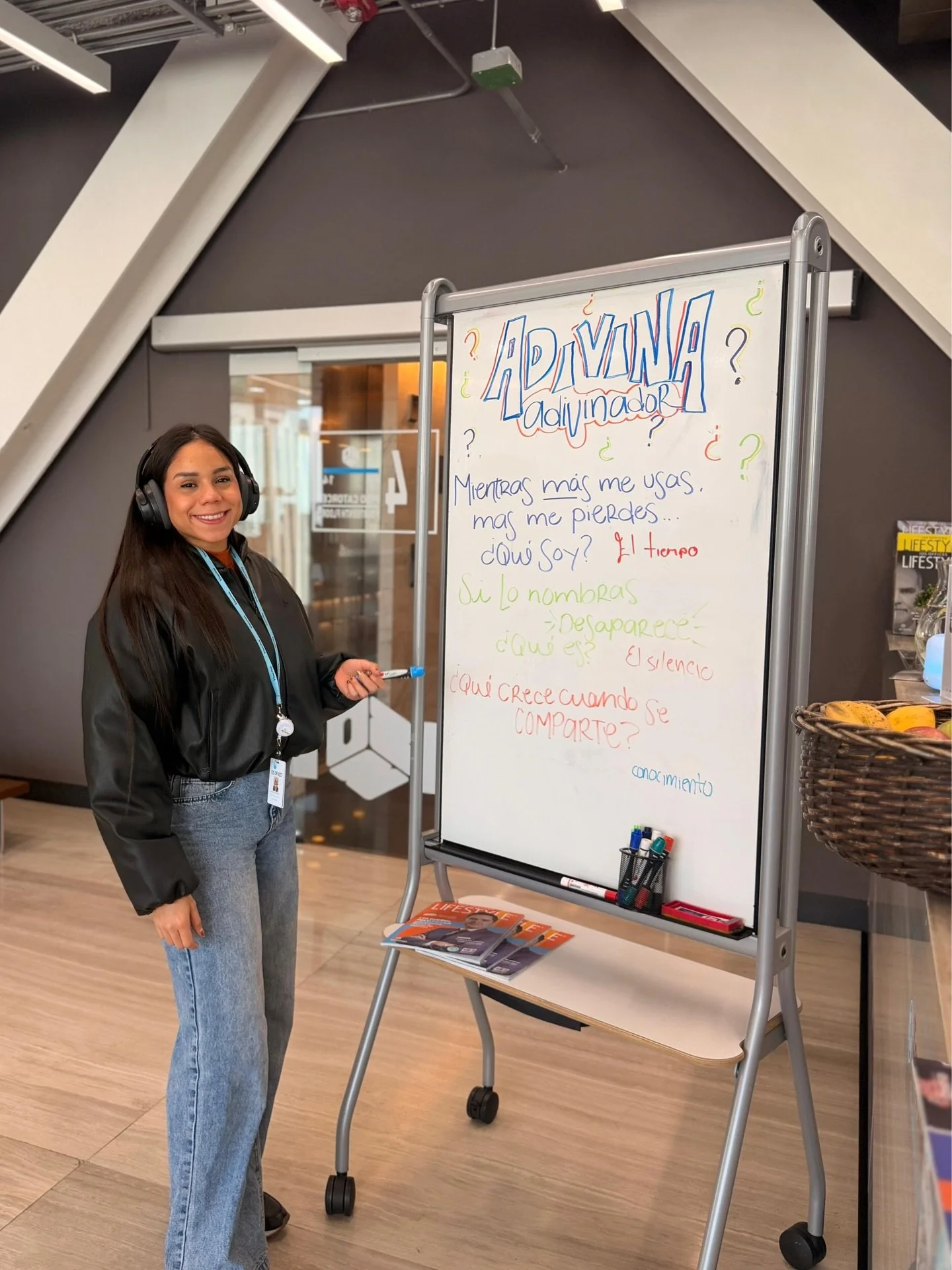 Mi&eacute;rcoles de pizarr&oacute;n 🧠✨💙
En cada centro, algo diferente&hellip; pero con el mismo objetivo: conectar 🤝

A veces es un acertijo 🤔, a veces una pregunta random 💭, pero siempre termina en conversaci&oacute;n 🗣️✨

As&iacute; se vive 