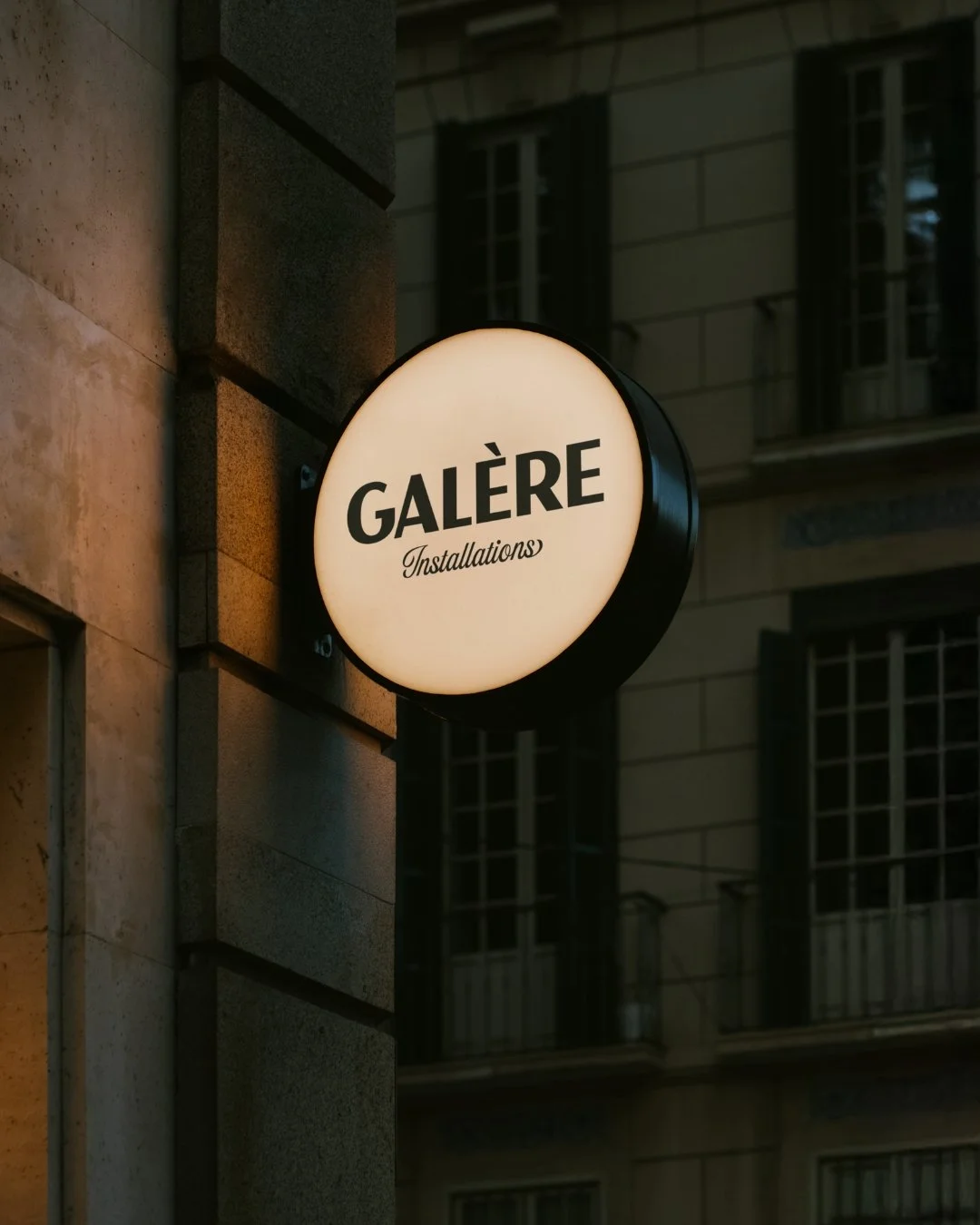 logo mockup on glowing circle signage