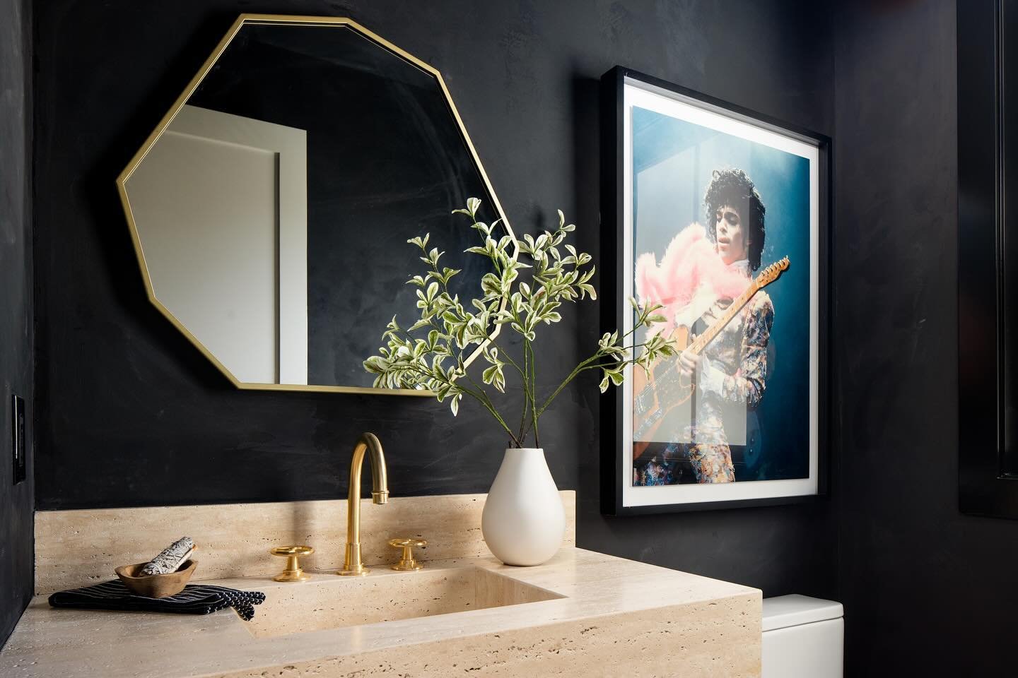 Travertine and rock n roll create a serious vibe 😎

📸@ambientlightca 
 Staged for @pardeeproperties 
.
.
.
. #Venicenative #propertystyling #homestaging  #interiordesign #interiors #realestate #lifestyle #decorating #interiordecor #instahome #homed