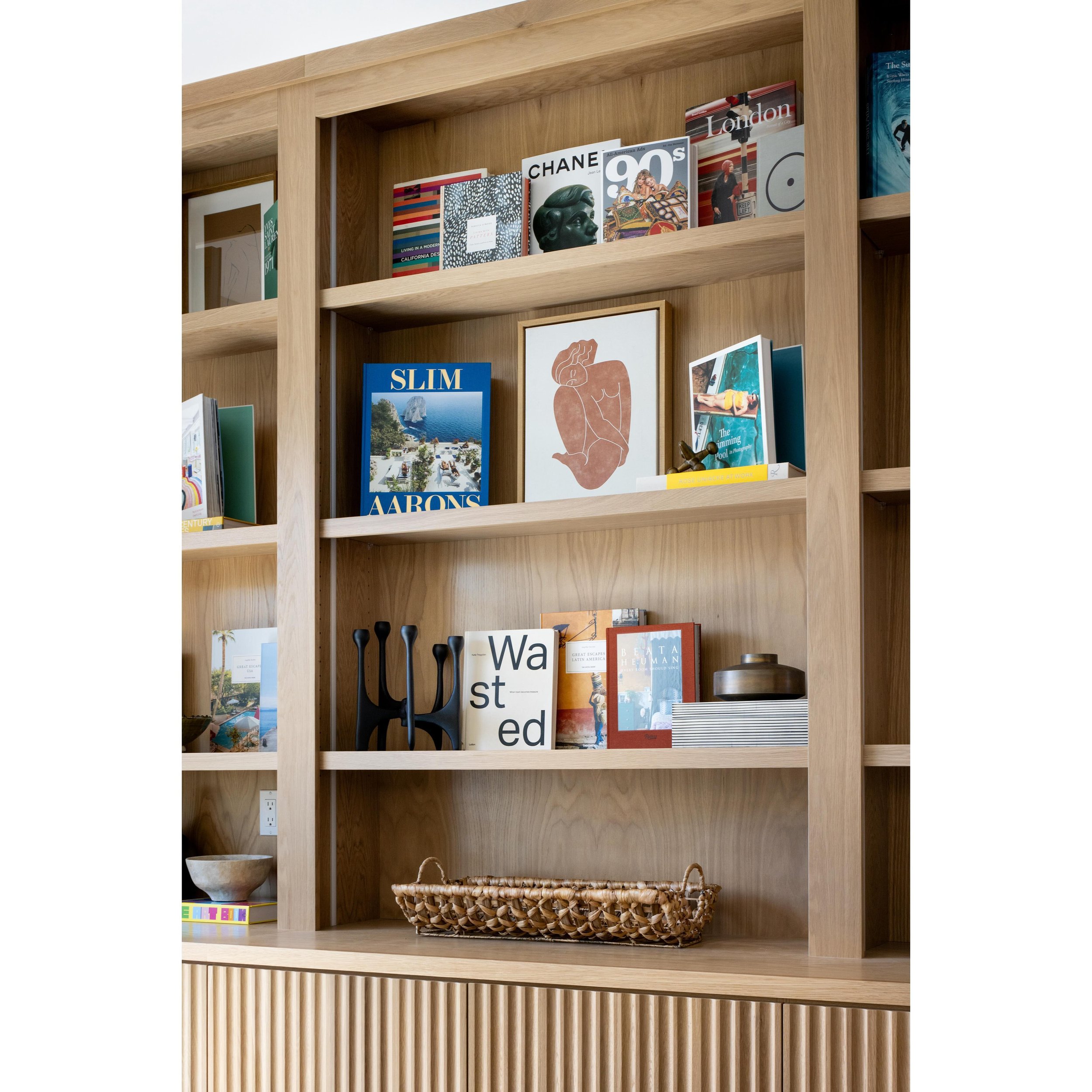 Nothing makes us more excited than styling shelves.. 
📸@ambientlightca 

Staged for @pardeeproperties 
.
.
.
. #Venicenative #propertystyling #homestaging  #interiordesign #interiors #realestate #lifestyle #decorating #interiordecor #instahome #home