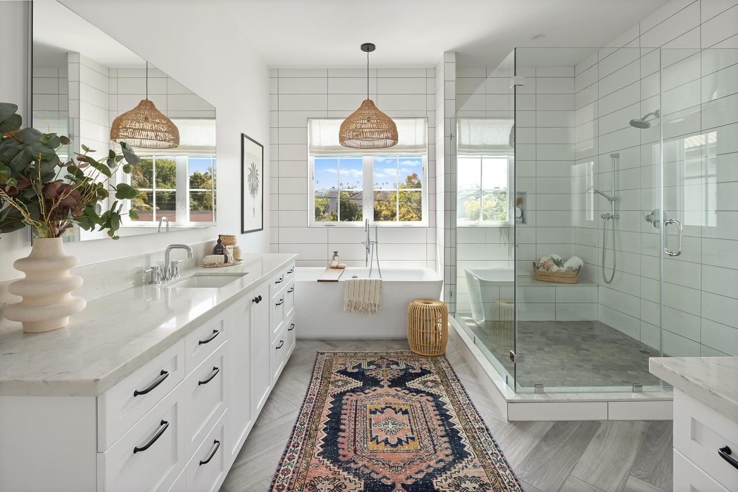 Loving this one&hellip; check out this primary bathroom transformation!! We removed the wallpaper, painted, added a new pendent, mirror, and cabinet hardware to get it listing ready! 

📸@ambientlightca 

Staged for @lacibullergroup 
.
.
.
#Venicenat