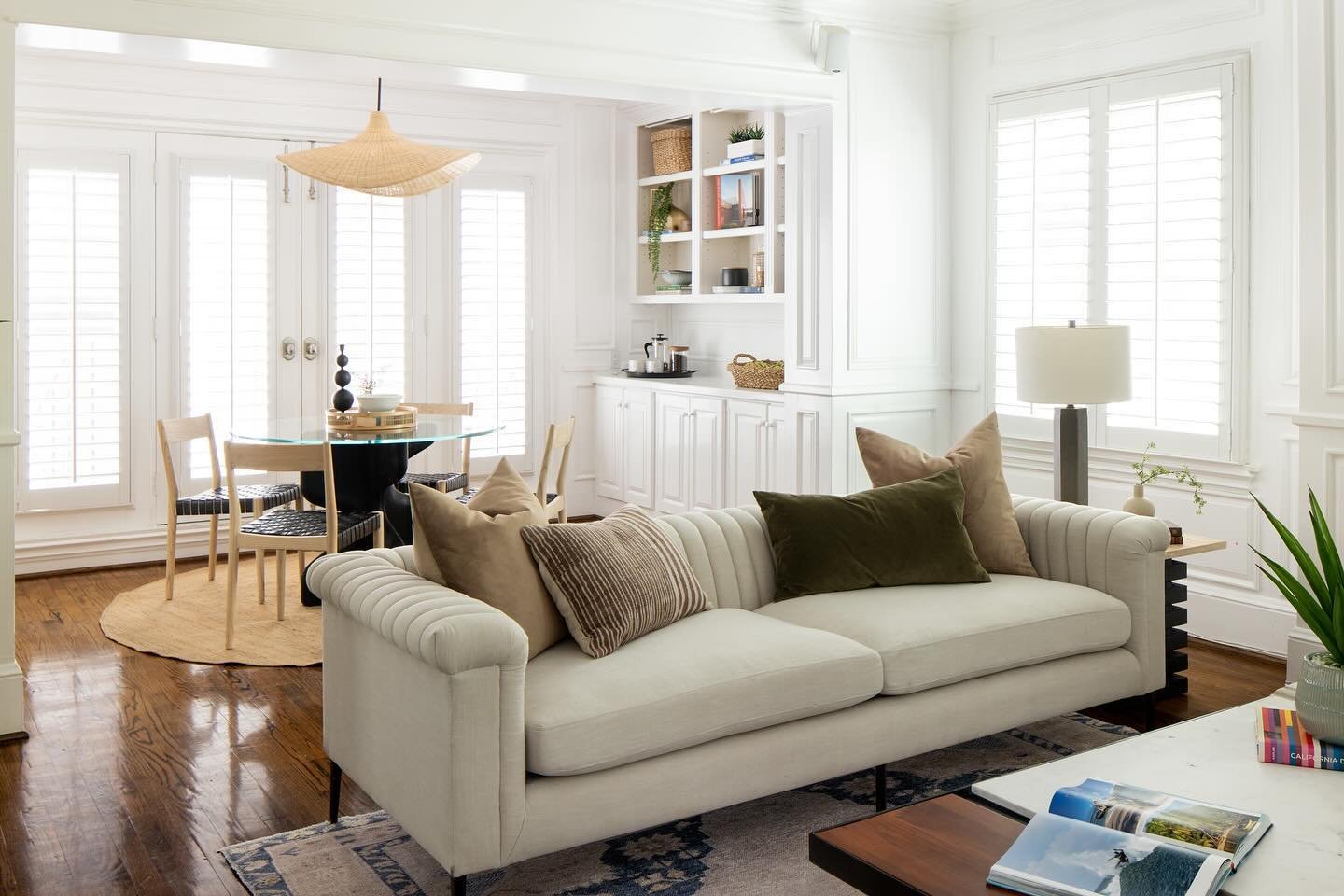 When it comes to staging, the understanding of furniture placement, style, color and scale is where the &ldquo;talent&rdquo; of what we do is recognized. 

📸@ambientlightca 
.
.
.
. . . #Venicenative #propertystyling #homestaging  #interiordesign #i