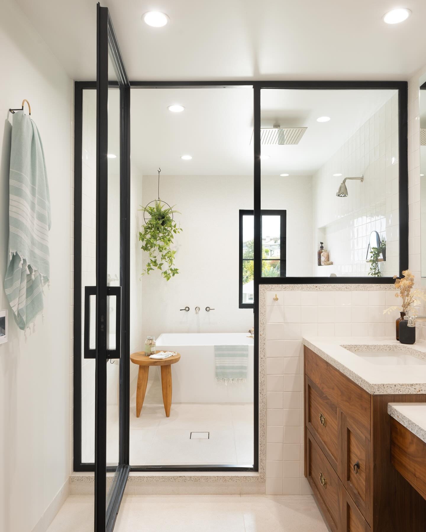 It&rsquo;s Friday.., all I need is a glass of wine and a soaking tub 🍷🛀🫧

📸@ambientlightca
.
.
.
.
. . . . #Venicenative #propertystyling #homestaging  #interiordesign #interiors #realestate #lifestyle ##interiordecor #instahome #homedecor #inter