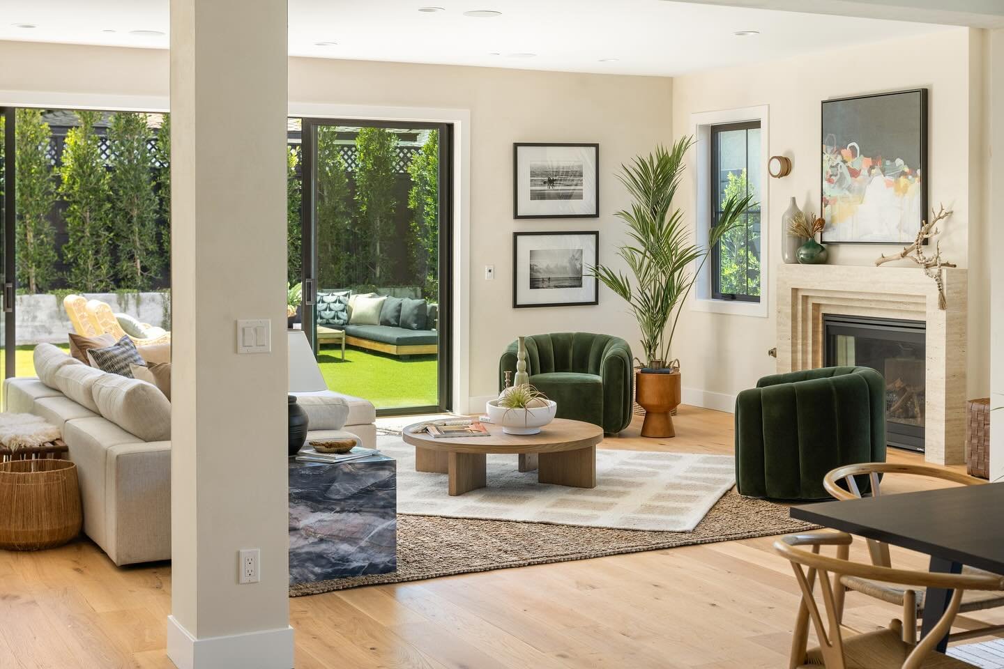 Something about this space just draws me in &hellip; 
📸@ambientlightca 
.
.
.
. #Venicenative #propertystyling #homestaging  #interiordesign #interiors #realestate #lifestyle #decorating #interiordecor #instahome #homedecor #interior4all #homestyle 
