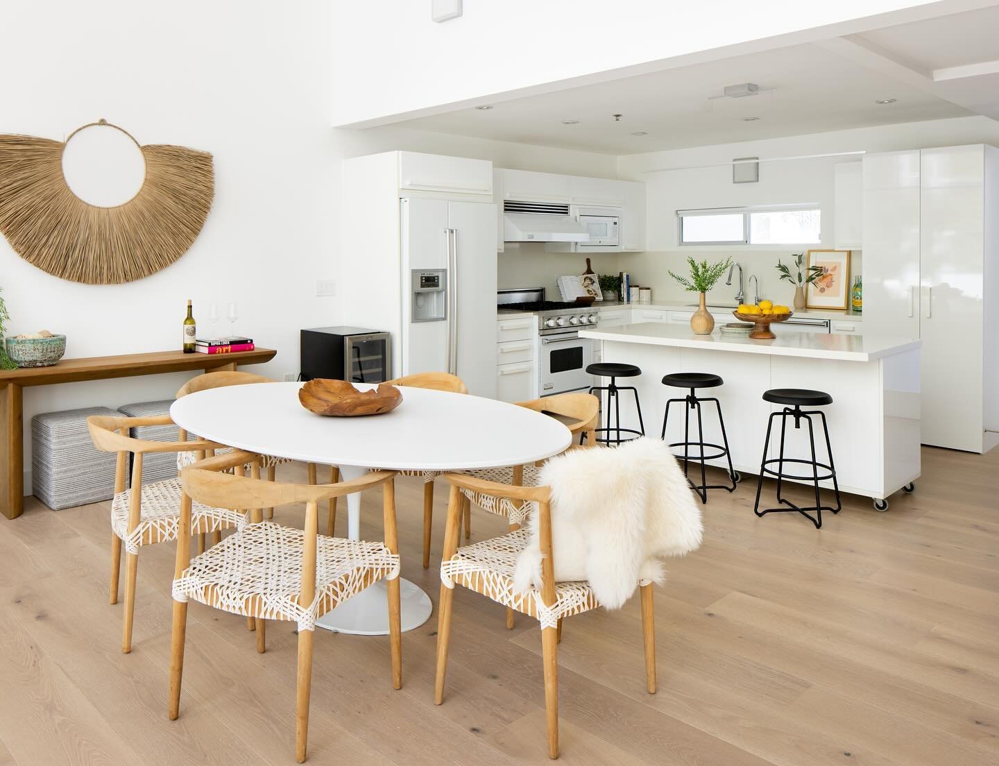 Loving these bright open lofts on this gloomy LA morning.. 😶&zwj;🌫️
📸@ambientlightca 
.
.
. #calistyle #spherelasvegas Venicenative #propertystyling #homestaging  #interiordesign #interiors #realestate #lifestyle #decorating #interiordecor #instah