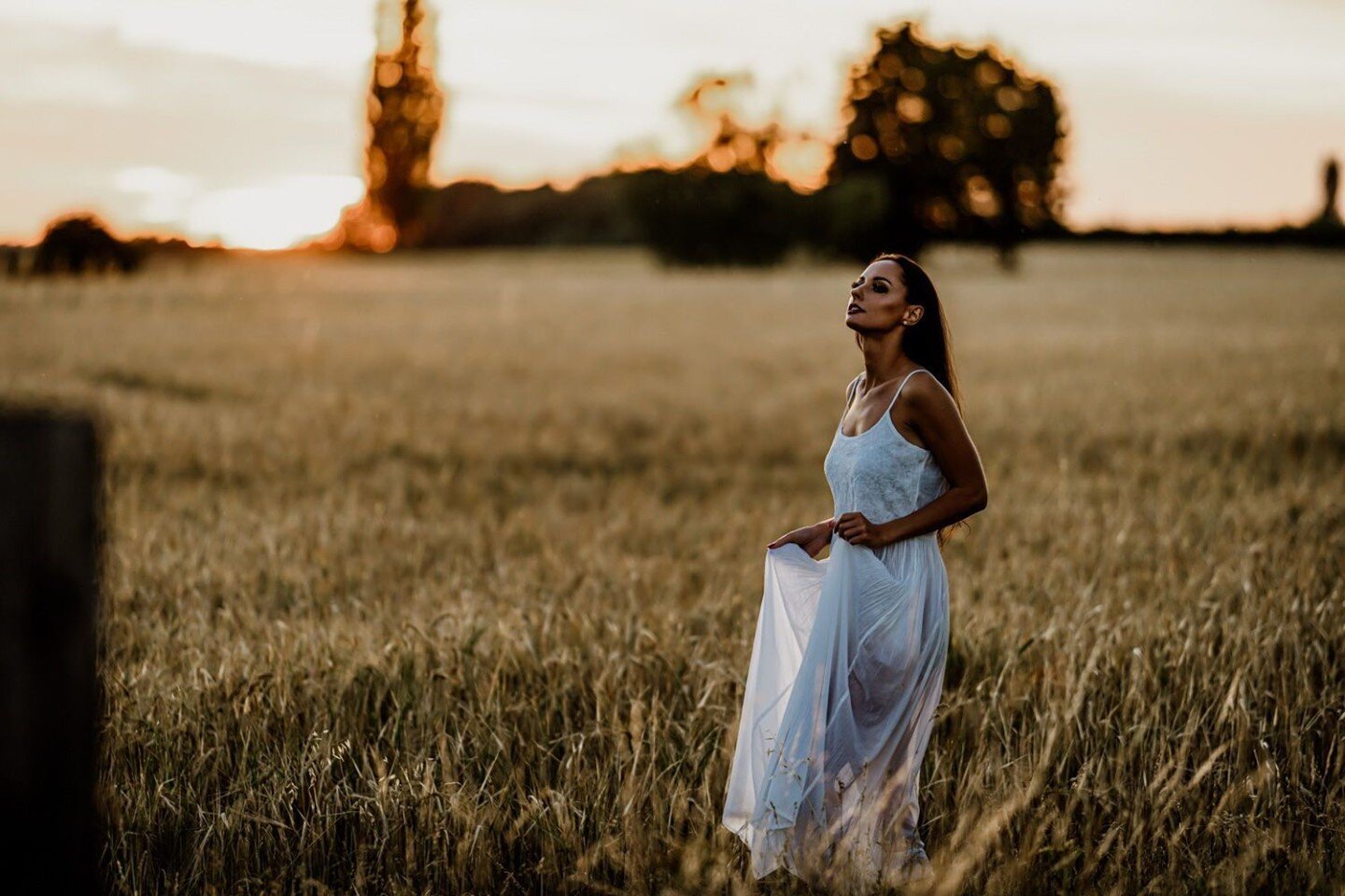 Looking forward to long Summer evenings and sunset shoots! ⁣
With Monika⁣
⁣
________⁣
#naturallight #naturallightphotography #sunsetshoot #naturallightphotographer #portraitcollective