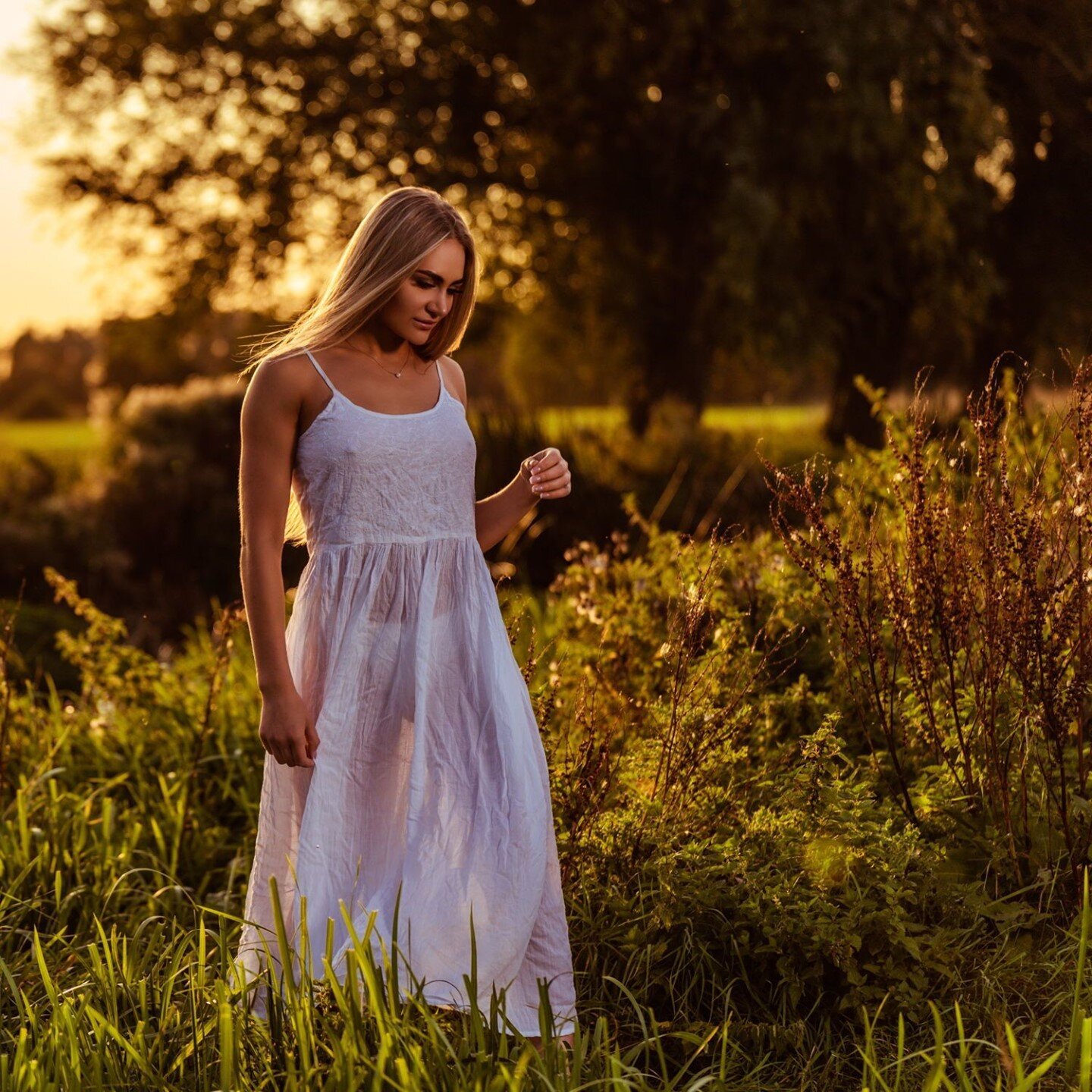 Summer evening - riverside with Maddie⁣
⁣
⁣
_____⁣
⁣
#beauty #romanticphoto #lifestyle⁣
#instabeauty #naturallightphotography
