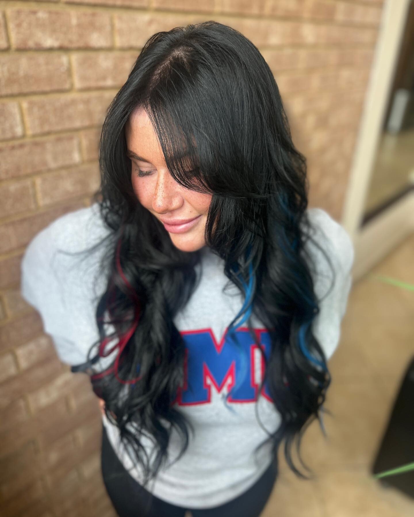 CONGRATS GRAD 👩🏻&zwj;🎓

✨ 10 K-Tips of blue and red added to a black machine weft extension for pop of color for this gem!