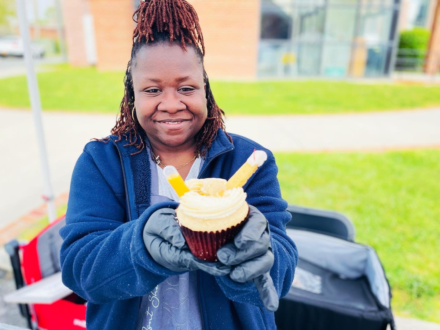 6 only - TODAY! Mango Lassi cupcake, filled with Mango curd, saffron cookie on top, cardamom flavor base with a mango lassi &mdash; pipette&mdash; drink infusion. @isntshelovelytvb 

See you soon! ☀️💐 Every Sunday. 10-2. @beaconfarmersmarket Voted B