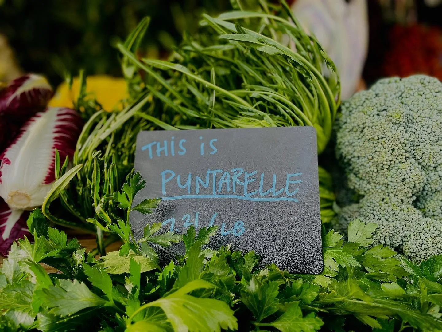 Among all the vendor signs 🪧 we see each Sunday, this one always makes us smile. 🌱 @longseasonfarm anticipates customer questions with this preemptive answer and takes the guesswork out of the day with thoughtful details&mdash;so you always know yo