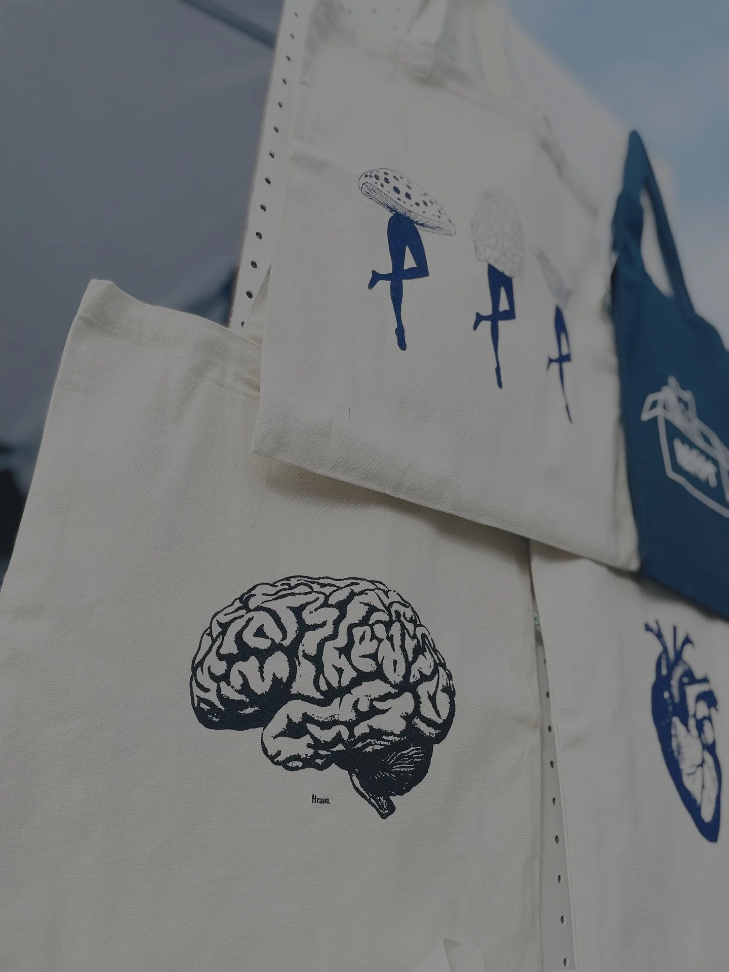 Crush it this gifting season 💪✨ Check out the hand-crafted heart ❤️ + head 🧠 on these stylish totes. @theresa_gooby_studio 

🌹🥩🥕🥃🥖🍯🌽🧀🥬🥦🫐💍🍚🍦🍫🍩☕️

@beaconfarmersmarket is every Sunday. 10-2.

@beaconfarmersmarket Voted BEST FARMERS&rs