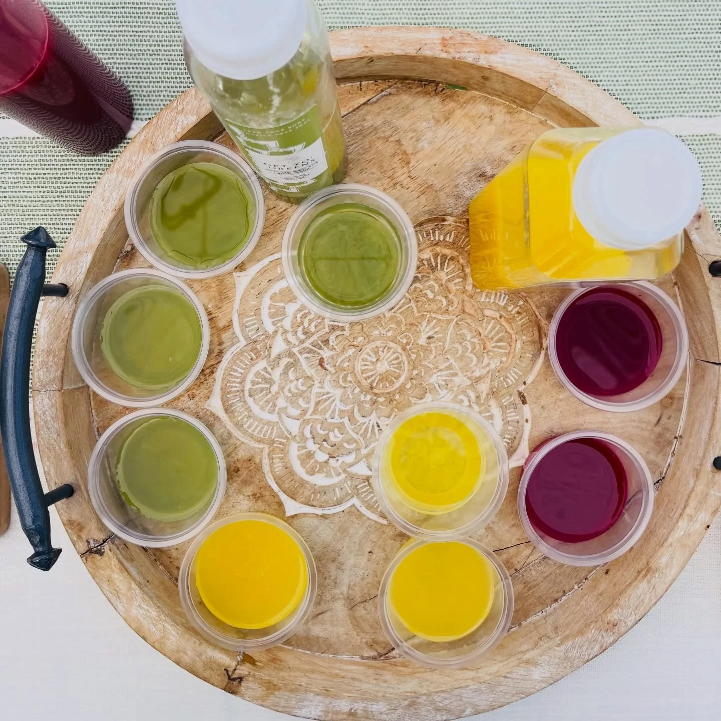 A little reset, in a cup ✨ @chakrabowls fresh juices + wellness shots are packed with vitamins, minerals, and all the good stuff your gut craves. Perfect for a gentle reset, a post-weekend refresh, or just because. 🧃

🌹🥩🥕🥃🥖🍯🌽🧀🥬🥦🫐💍🍚🍦🍫?