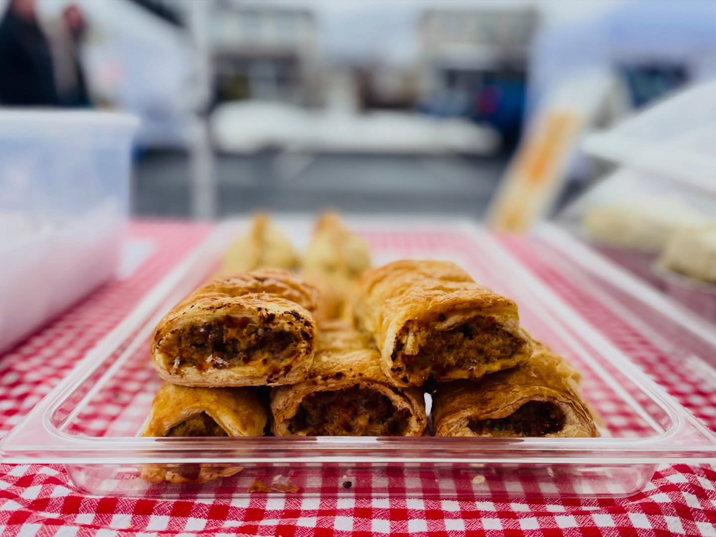Flaky.
Savory.
Gone in 90 seconds.

@braisedpies sausage rolls are the kind of market snack that starts as &ldquo;I&rsquo;ll just split one&rdquo; and ends with crumbs on your coat and absolutely no regrets.

Golden pastry.
Perfectly seasoned filling