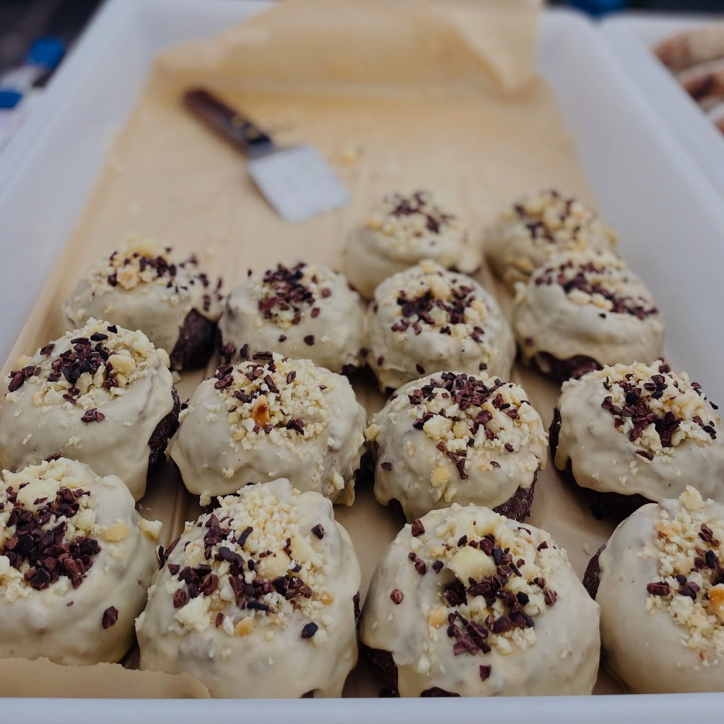 Soft centers. 
Creamy glaze.
A little crunch on top.

Some Sundays call for vegetables.
Some call for chocolate.

Luckily, the BFM believes in balance. 

These chocolate mochi doughnuts from @happybellyhudson are made with sweet rice flour, cocoa, co