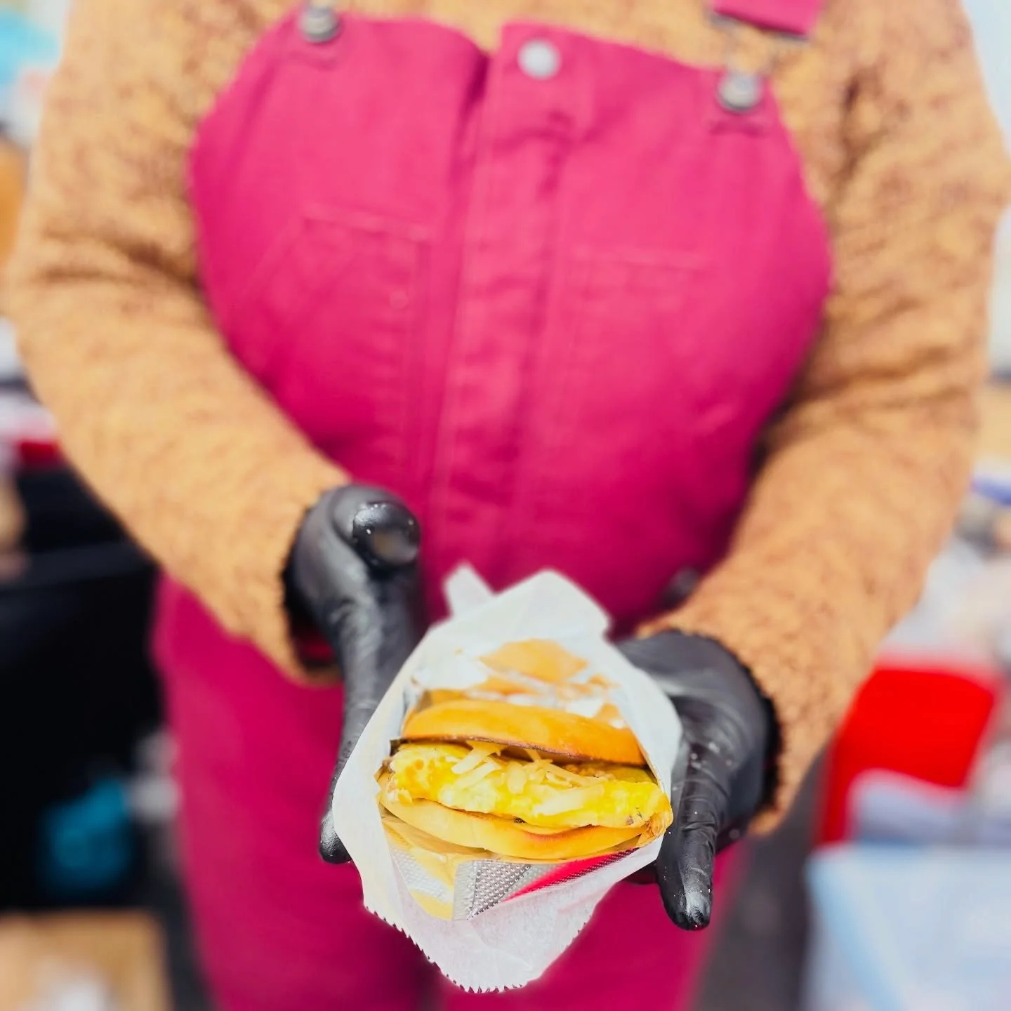This might be the most Hudson Valley breakfast sandwich possible.

🍄 Mushrooms from @4wallfarm 
🥚 Eggs from @eggbertsfreerangefarm 
🧀 Baby Gouda from @chaseholmfarm 
🥯 tucked into a pan-toasted @allyouknead_beacon bagel

It&rsquo;s what happens w