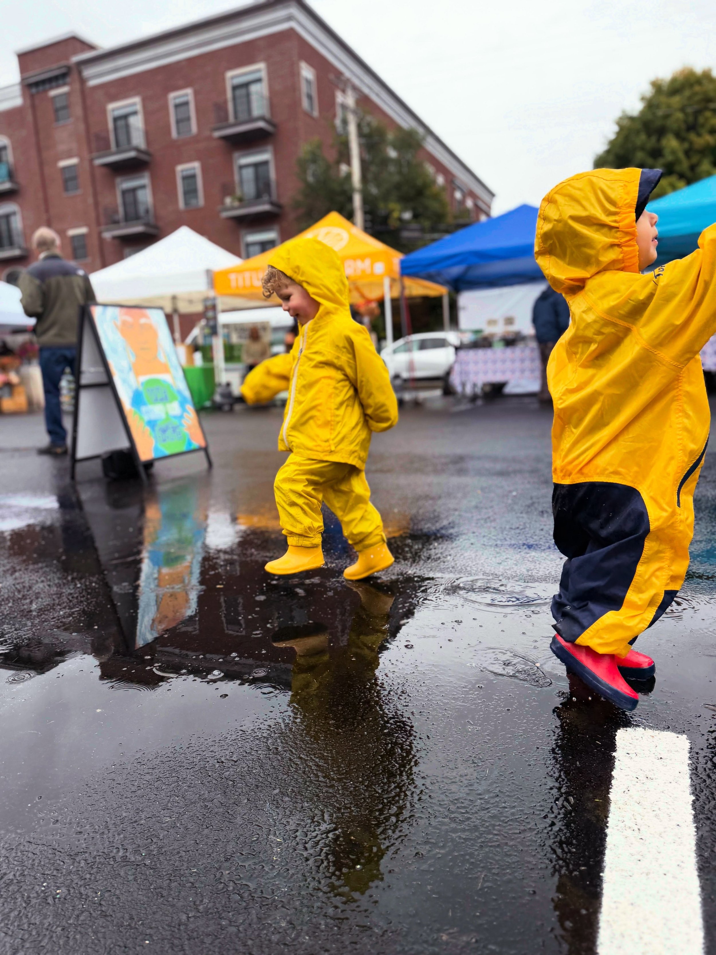 🏅 RAIN-OR-SHINE MERIT BADGE: EARNED. ☔️

FOUR rainy markets in the last FIVE weeks. At this point, we think we&rsquo;ve officially earned our stripes. 💪 

Today, 10&ndash;12 was a breeze. But then, as forecasted, the heavier rain arrived and stuck 