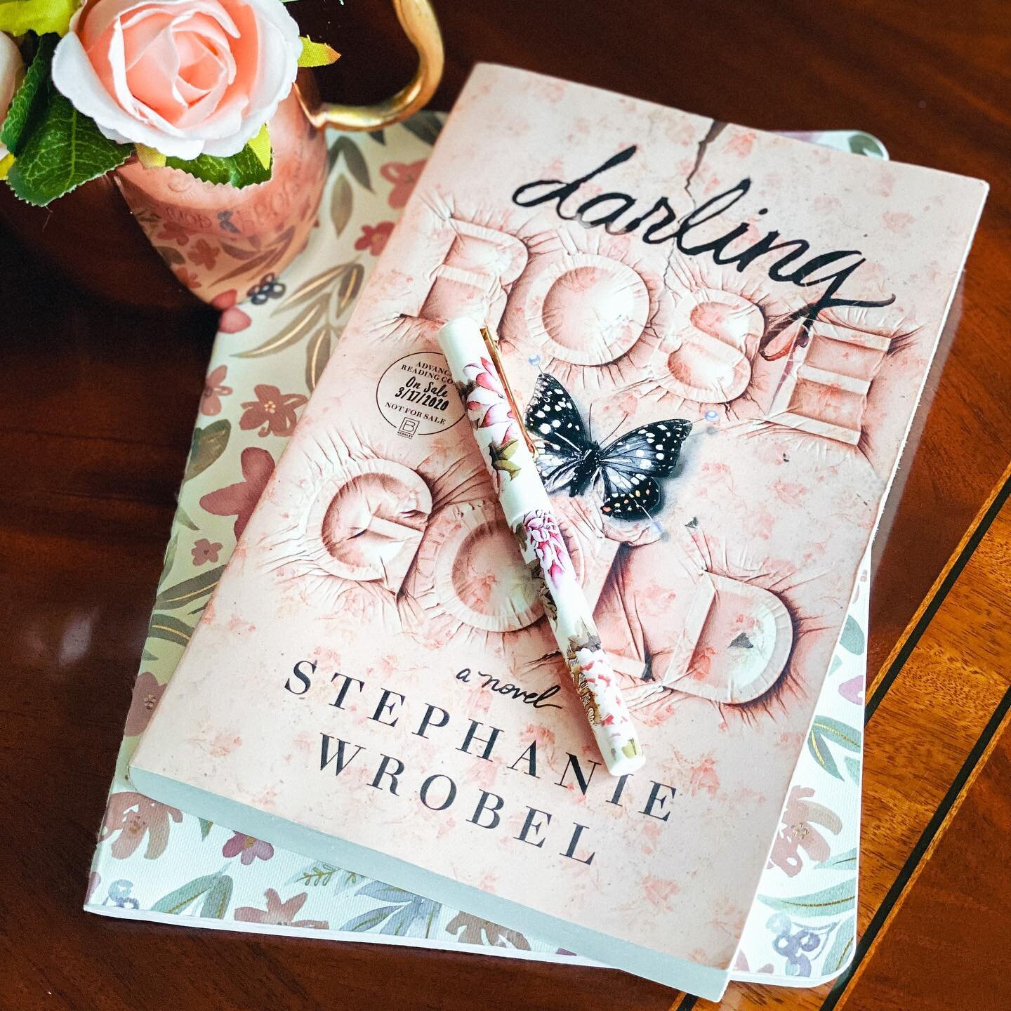 REVIEW || &lsquo;Darling Rose Gold&rsquo; by @stephaniewrobel 
🌟🌟🌟.5
3.5/5 Stars
&bull;
&bull;
My sisters and I stayed in the cutest vacation home on the Maryland shore last weekend, and the host had hundreds of books. Hundreds. It was my nirvana.