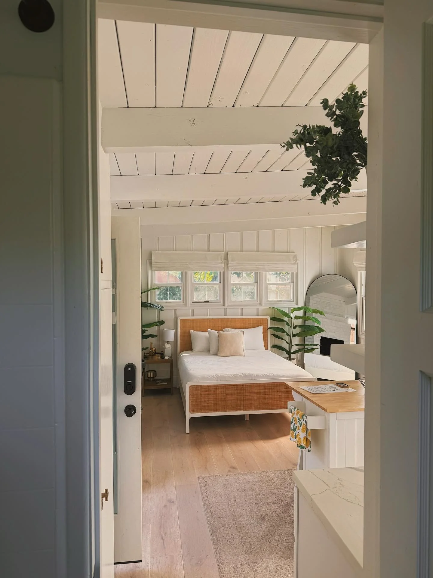 Cute @airbnb. 🍊 Best cap @lagunacoffeeco. Abbott Kinney wandering. Perfume hunting @credobeauty. Surprise $100 = feast @thesunsetrestaurant. Dodgers win! @lordhuron on repeat&hellip;